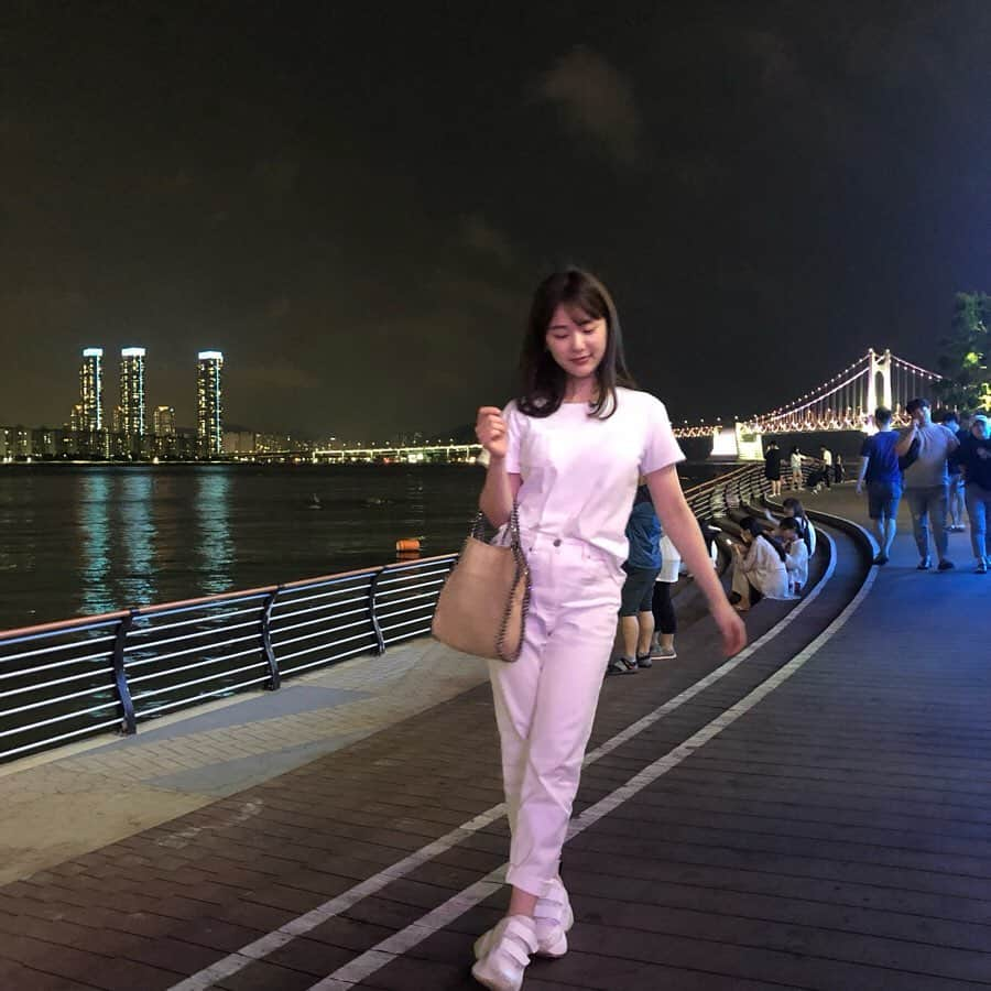 ひよんさんのインスタグラム写真 - (ひよんInstagram)「👖👜👟💓 ㅤㅤㅤㅤㅤㅤㅤㅤㅤㅤㅤㅤㅤ 夜の釜山も素敵🥰🌉✨ ㅤㅤㅤㅤㅤㅤㅤㅤㅤㅤㅤㅤㅤ 👖 @gu_global 👜、👟 @stellamccartney  ㅤㅤㅤㅤㅤㅤㅤㅤㅤㅤㅤㅤㅤ #fashion #ootd #coordinate #koreangirl #koreanfashion #koreanstyle #패션 #오오티디 #코디 #한국패션 #희영 #韓国ファッション #韓国人 #ファッション #ひよん」7月16日 19時34分 - cchan_fee4