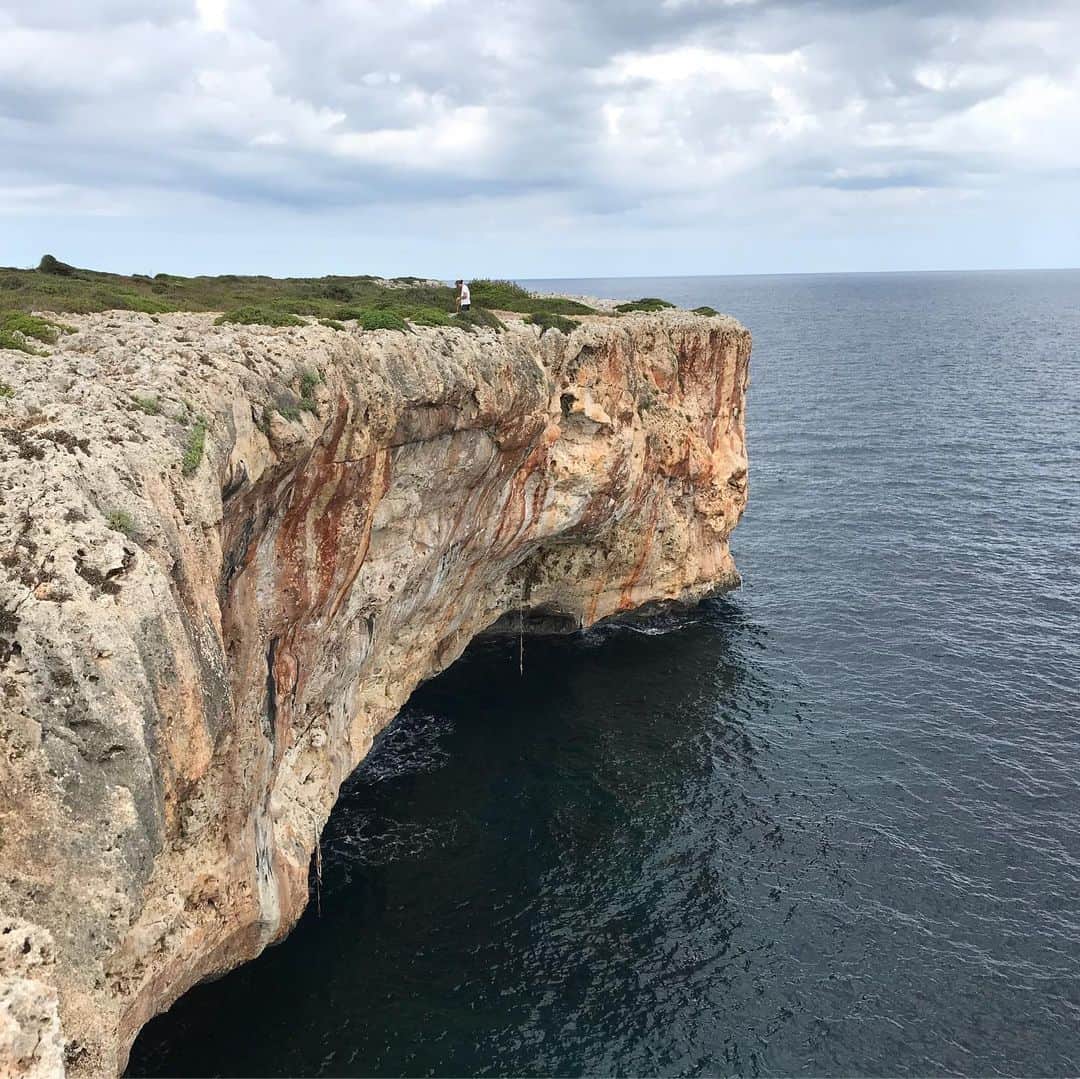 ヤン・ホイヤーのインスタグラム：「Shooting with @mammut_swiss1862  in Mallorca ☀️ Not the worst place to recover from a comp 😎」