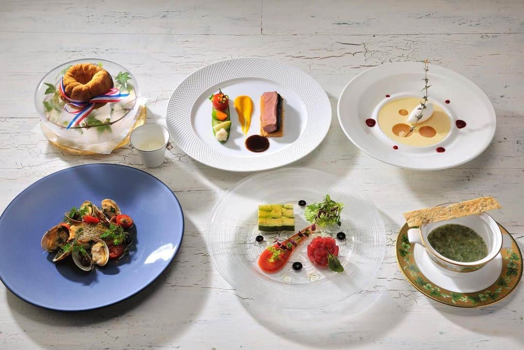Table 9 TOKYO さんのインスタグラム写真 - (Table 9 TOKYO Instagram)「夏のおすすめコースのご紹介✨﻿ ﻿ DININGでは、8月31日まで特別メニューをご提供しております！﻿ ﻿ 夏のおすすめコース ¥9,500﻿ ﻿ 【内容】﻿ ・アミューズ・ブーシュ﻿ ・マグロのタルタルとアボカドのプレッセ﻿  バルサミコとトマトのクーリ﻿ ・モロヘイヤとジュンサイのオリエンタル風スープ﻿ ・スズキのアクアパッツァ﻿ ・フランス産仔羊のロースト ﻿  黒にんにくのクルート ソースジュ﻿ ・桃のスープ仕立て フロマージュブランのアイスクリーム タイムの香り﻿ ・パン、コーヒー﻿ ﻿ 詳しくはHPまで。﻿ ﻿ @table9tokyo﻿ ﻿ #夏#summer#コース料理﻿ —————————————————﻿ #tokyo#japan#品川プリンスホテル#接待#グルメ#品川#shinagawa##ホテル#グルメ女子#food#life#旅行#travel#ウェディング#食事会#顔合せ#バー#bar#結婚式らしくない結婚式﻿ ﻿」7月16日 19時35分 - table9tokyo