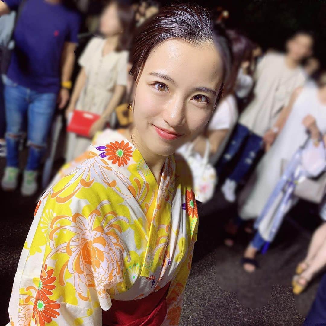 えのきさりなのインスタグラム：「. 今年初浴衣です。 青か紺にしようと思っていたけど この色と柄に一目惚れしてしまいました。 #横浜 #トワイライトスパークリング #花火 #みなとみらい #中華街 #花火大会 #浴衣 #夏 #訪れを感じる #yokohama #japan #yukata #summer #love」