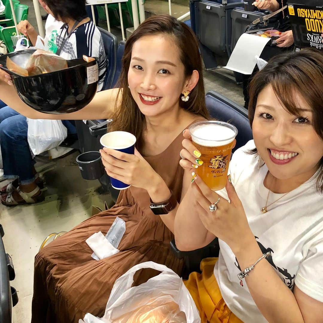 中上真亜子さんのインスタグラム写真 - (中上真亜子Instagram)「来て早々、ホームラン2本も見たよ👀もう打った瞬間にわかるようになって来たよ😩ヘルメットも買った😩玄人😩 #今日のふみちゃん #トップスが泡でパンツがビールの生ビールコーデ #モイネロさん大好き  さっ今夜の火曜ドォーモは先週の韓国旅後編🕶ガチ買いしちゃったサングラスやさんも登場だよ🕶24:20から！だと思う！ #帰って来て気付いた似合ってないサングラス」7月16日 19時41分 - maako_nakagami