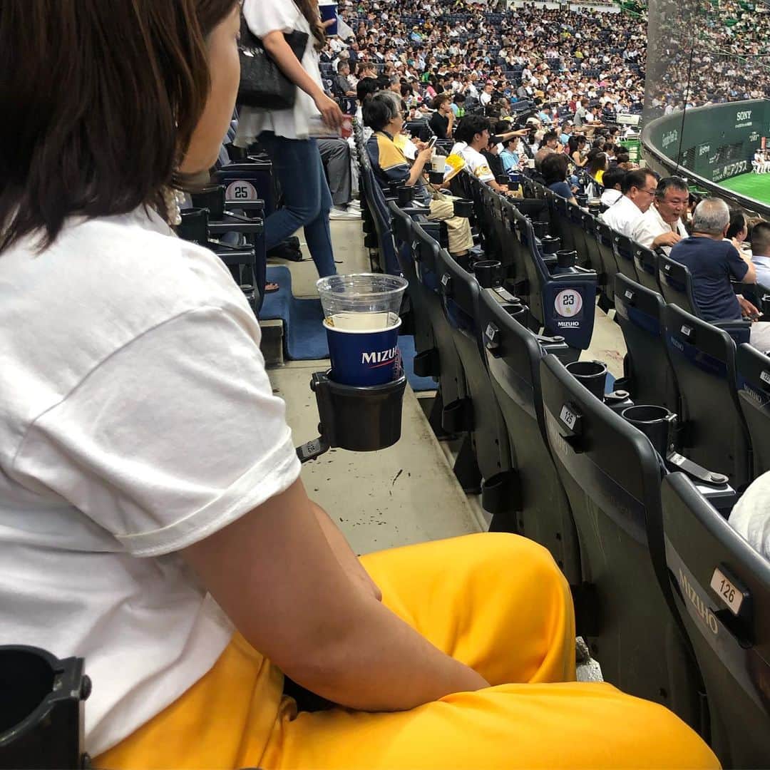 中上真亜子さんのインスタグラム写真 - (中上真亜子Instagram)「来て早々、ホームラン2本も見たよ👀もう打った瞬間にわかるようになって来たよ😩ヘルメットも買った😩玄人😩 #今日のふみちゃん #トップスが泡でパンツがビールの生ビールコーデ #モイネロさん大好き  さっ今夜の火曜ドォーモは先週の韓国旅後編🕶ガチ買いしちゃったサングラスやさんも登場だよ🕶24:20から！だと思う！ #帰って来て気付いた似合ってないサングラス」7月16日 19時41分 - maako_nakagami