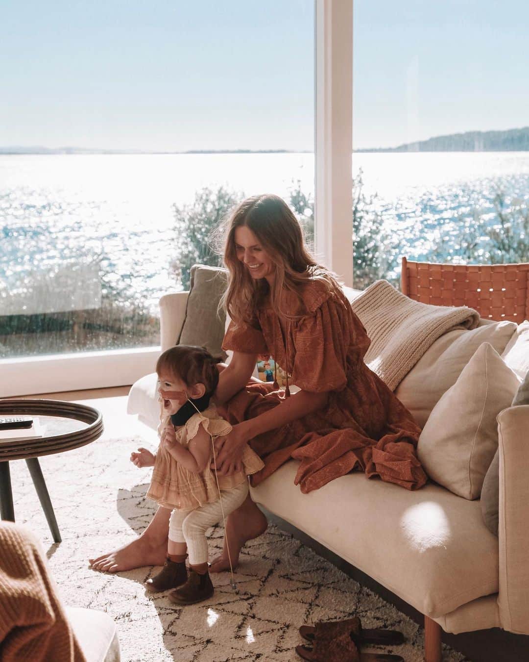 ジェシカ・スタインのインスタグラム：「This year has been a blur. One of our biggest hopes for 2019 was to spend as much time at home as possible, but we’ve somehow spent nearly 5 months of it living in hospital. This little getaway was so that I could finally work and shoot my collection with @spell, and a much needed change of scenery for us all. We had barely checked in to @saltatshoalbay before realising a beautiful family that we know from hospital were also staying there with the same idea! It was surreal being able to get to know each other in the outside world, spontaneously popping champagne to celebrate our daughters. There is nothing more special than enjoying something so normal, and watching them finally able to meet and play together for the first time (both immunodeficient) despite having spent weeks living just rooms apart. 🙌」