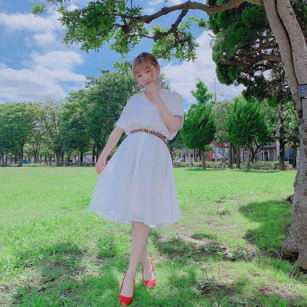 平野友里（ゆり丸）さんのインスタグラム写真 - (平野友里（ゆり丸）Instagram)「👒☁️♥️ #GU の白ワンピ👗 本気でかわいい~🥺♥️ ♡  着まわし３パターン❣️ ♡  ①白ワンピそのまま着て、 スニーカーを合わせてカジュアルに♡ 公園やテーマパークにも◎ ♡  ②パンプスとレオパード柄の ベルトを足して、おしゃれ度 アップ❣️レストランやデートに◎ ♡  ③ ②にパンツを加えて、一気に こなれ感を✨女子会コーデ♡ ・ ・ ・ ・  #ジーユー #ジーユーコーデ #ジーユー購入品 #ジーユー新作 #ジーユーマニア #白ワンピース #白ワンピ #ワンピース #ワンピースコーデ #インスタ映え #フォトジェニック #プチプラコーデ #プチプラ #プチプラファッション #プチプラ高見えコーデ #プチプラミックス #三つ編みアレンジ #おしゃれ好き #おしゃれ女子 #コーデ #着まわし #着まわしアイテム #ゆり丸コーデ #ゆり丸 #アイドル」7月16日 19時50分 - yurimaruchan___