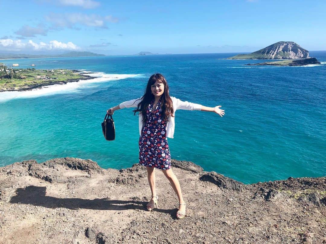 野本愛さんのインスタグラム写真 - (野本愛Instagram)「ハワイ旅行で行ったマカプウ岬はダイナミックで最高の景色だった🥰💕💕 . ヒーリングプールは潮溜まりになっていて、 古代、病気や問題を抱える人が浸かって治療をしたんだって❣️ . ぬるくて気持ちよかった💕 . 自分の中のネガティブが取れるんだって❣️ . ネガティブいっぱい取れたかなーー🤣🤣🤣笑笑 . #ハワイ旅行 #マカプウ岬 #マカプウヒーリングプール #パワースポット #絶景 #ハワイの思い出 #ハワイ大好き #ハワイ好きな人と繋がりたい #海外好きな人と繋がりたい #海外旅行好きな人と繋がりたい #旅行コーデ #ケイトスペード #ワンピースコーデ #旅行好き女子 #海大好き  #hawaiitrip #makapuu #amazingworld #hawaiisbestphotos #beautifulsea #デルタ航空でハワイ」7月16日 19時50分 - himemode