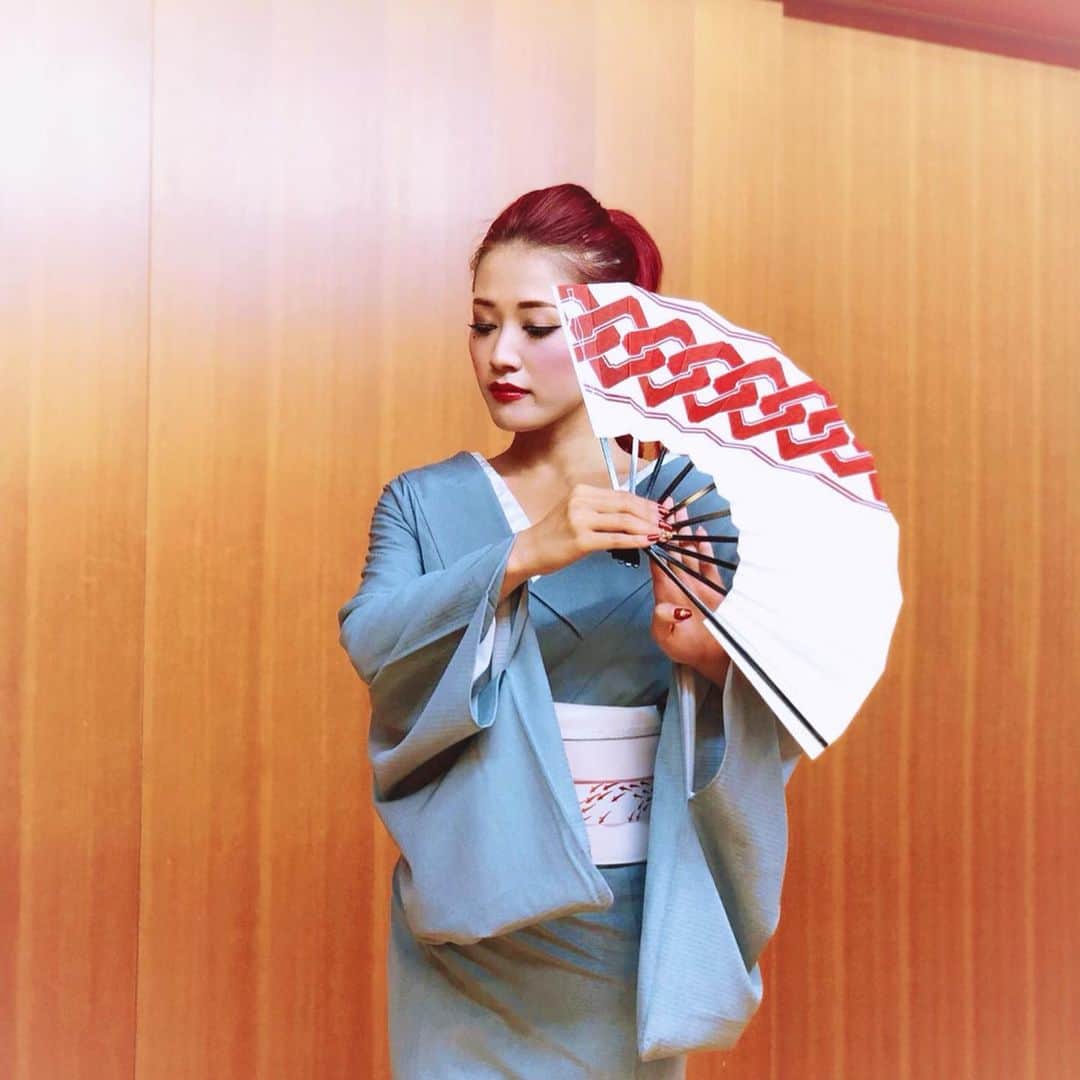 五月千和加さんのインスタグラム写真 - (五月千和加Instagram)「. 夏の着物。正絹はやっぱり着心地がいい。✨ お稽古の時は 半幅帯が多いです😃💕 . #夏の着物 #着物 #正絹 #半幅帯 #稽古 #日本舞踊 #日本舞踊家 #赤髪 #ロングヘア #ヘアカラー #派手髪 #redhair #hairstyle #haircolor #ponytail #kimono #dance #dancer #japan #japanese #japanesedance #japanesedancer #professional #着付け #踊り #家元 #ギャル家元 #自分磨き」7月16日 19時50分 - satsuki_senwaka
