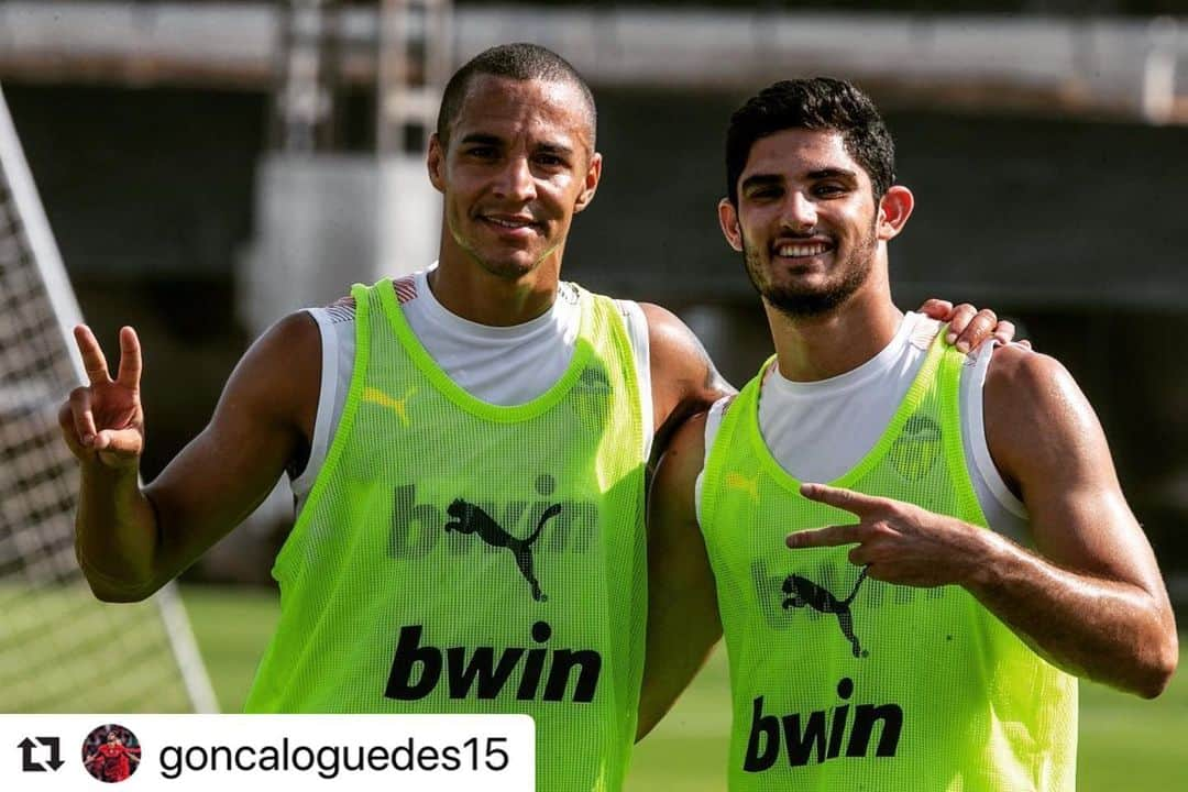 バレンシアCFさんのインスタグラム写真 - (バレンシアCFInstagram)「Friendship 🦇🖤 . 👉🏽 Nombra al amigo con el que pasas ➕ tiempo en verano 😅⚽️☀️ . #Repost @goncaloguedes15 ・・・ Vamos papai @rodrigom_91 ⚡️👊🏻🤟🏻🦇 . #valenciacf #amuntvalencia #onefamilyvcf」7月17日 1時23分 - valenciacf