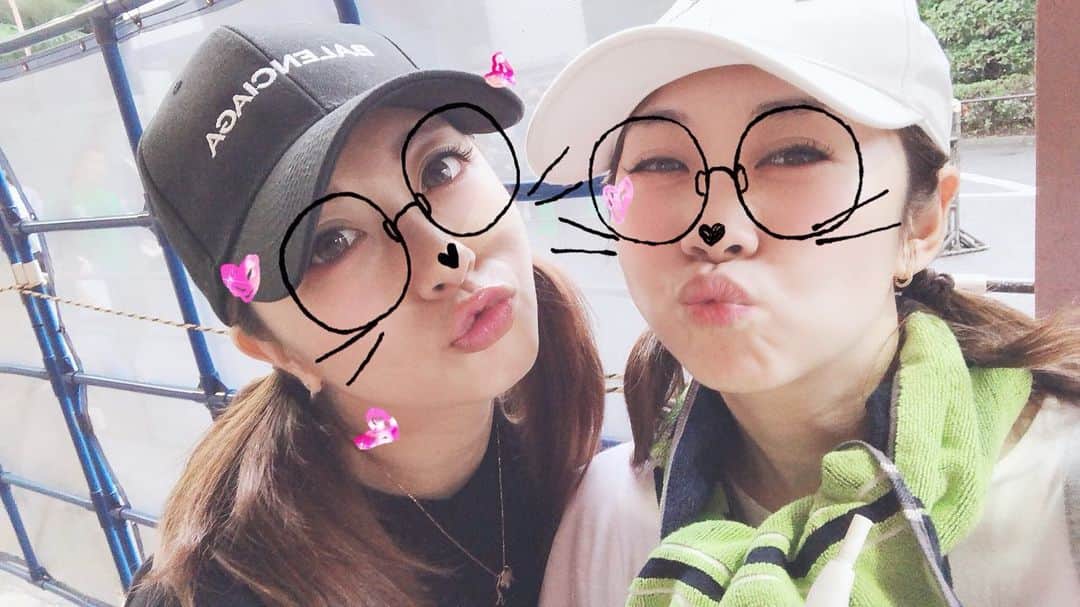 野崎鮎のインスタグラム：「久しぶりのゆうきちゃんと丸一日デート♥️ 楽しかったぁ🥰💋幸せな時間☺️ 急遽「神宮行っちゃうー！？」で大好きな場所にパワー貰いに行く私達👍👍👍 #gogoswallows #つば九郎  #power スポット #bestfriend と #神宮球場 #デート #swallows #ヤクルトスワローズ #yakultswallows #負けほー #大好きな場所 #baseball #goodlife #goodtime #goodday #happy #happytime #thankyou ♡」