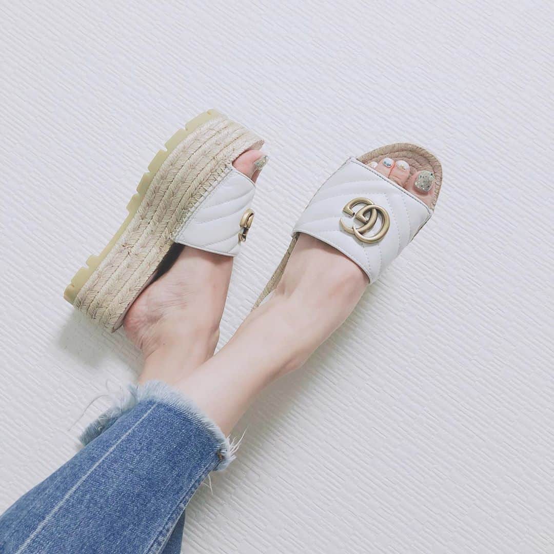 平井喜美さんのインスタグラム写真 - (平井喜美Instagram)「この夏のスタメン♡ #shoes #sandals  #gucci #guccishoes  #white #fashion #ootd #instagood」7月16日 19時58分 - yoshimi1111