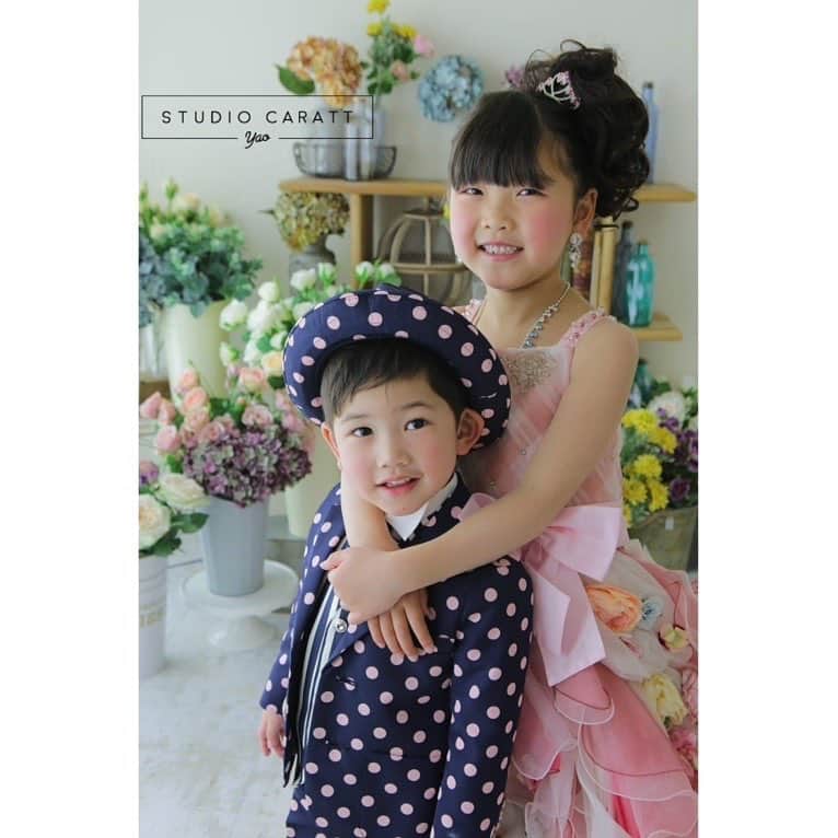 のインスタグラム：「* * 姉弟揃ってドレスアップ✨ 2人ともすごく似合ってるね😆⭐️ * * * #studiocaratt #photostudio #スタジオキャラット #写真館 #大阪 #八尾 #アリオ八尾 #スタジオリニューアル #七五三 #七五三撮影 #洋装撮影 #753 #dress #tuxedo #dressup #photooftheday #cute#smile  #instagood #ig_kids #kids_japan_ootd #instalike #photography」