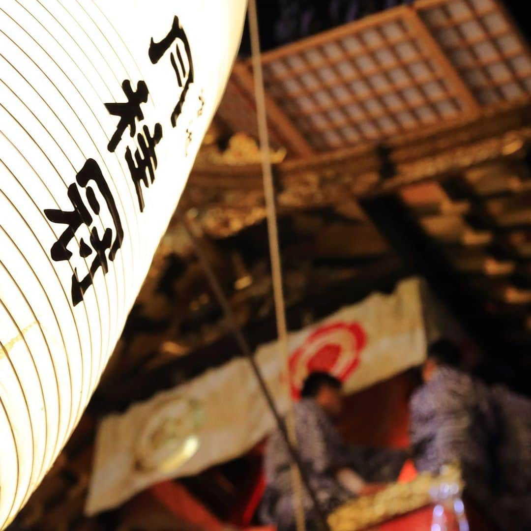 Gekkeikan Sake Officialさんのインスタグラム写真 - (Gekkeikan Sake OfficialInstagram)「. ----- The Gion Festival ----- Along with the Gion-bayashi melody played with flutes, drums, and gongs, spectators get fascinated by the charm of the lit lanterns. . #gionmatsuri #gionfestival #festival #yamahoko #komagata #lantern #lanterns #float #floats #summer #japan #kyoto #gekkeikan #gekkeikansake #sake #japanesesake #ricewine #sakegram #祇園祭 #山鉾 #駒形提灯 #提灯 #祇園囃子 #夏祭 #京都 #月桂冠 #日本酒 #清酒」7月16日 20時00分 - gekkeikansake