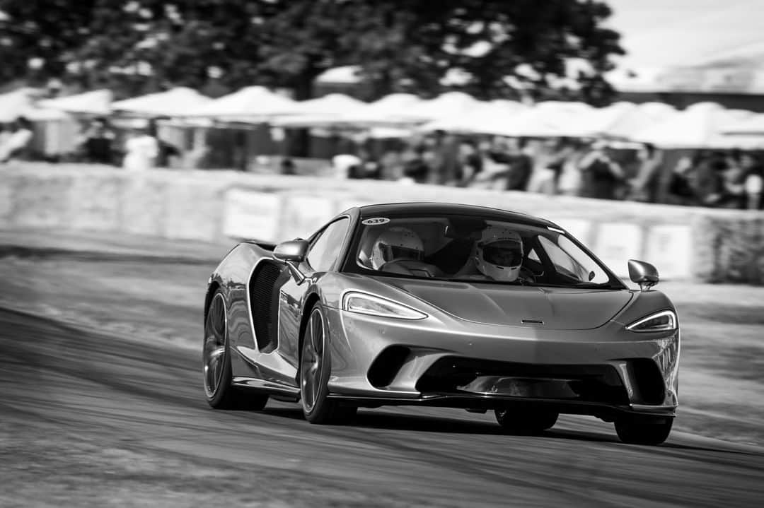 McLaren Automotiveさんのインスタグラム写真 - (McLaren AutomotiveInstagram)「The strikingly beautiful #NewMcLarenGT looked and sounded incredible, sailing past the crowds at the Goodwood Festival of Speed.」7月16日 20時00分 - mclarenauto