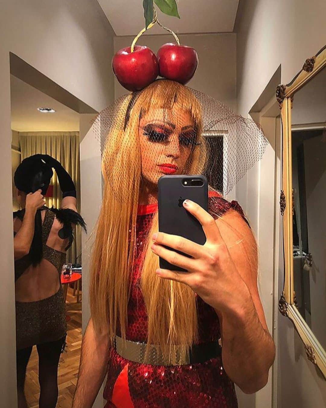 のインスタグラム：「#🍒🤳🏼 Some rather glamorous selfies from @augusmoey who is taking the #hypercherries (AND blue mascara - which, sadly, I haven’t seen for 30 years 💙) out for a spin on the other side of the world in northern #Argentina 🥰 🌎🌍🌏」