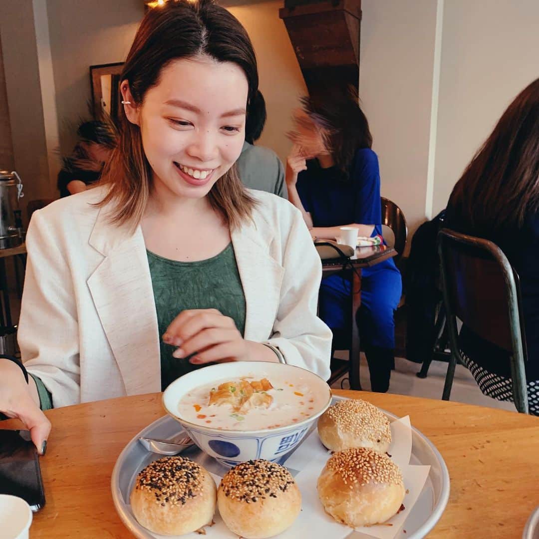 佐々木茜さんのインスタグラム写真 - (佐々木茜Instagram)「. . 先週まおさん はしむらさんと 東京豆漿生活に行きました🌅 毎日食べたいです、 本当に、 毎日食べたいです！！ . 鹹豆漿(シェントウジャン） 簡単に言うとゆるめのおぼろ豆腐みたいな、、 大豆の甘みとお酢の酸味に ラー油のアクセント、 💯💯💯💯💯 ちなみに魅惑の丸⚪️⚪️⚪️たちは 小吃（シャオチー）、 全種類食べたけど私は ピーナッツと韮春雨卵が特に好きかも💯 四角いのは焼餅（シャオビン）、 中に葱卵焼きいれたほうが🙆‍♀️ 味のことばかり書いてますが 食感も全部最高〜です 朝から物凄くテンションが上がりました (持ち帰りの袋も可愛い、 店内も可愛い、 近所のパーマ屋さんも可愛い） .  今出てる @madamefigarojapon も台湾特集 （ちょう最高）で台湾熱が急上昇です、 年内に行きたいな🙋‍♀️ . . #東京豆漿生活 #モーニング #五反田 #台湾」7月16日 20時14分 - akane_madder2