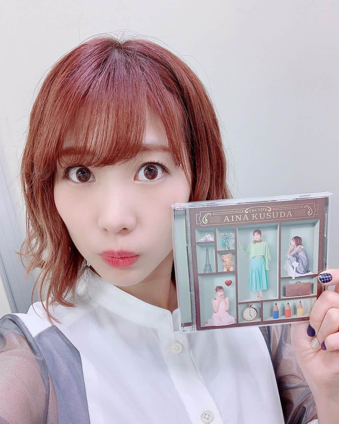 楠田亜衣奈さんのインスタグラム写真 - (楠田亜衣奈Instagram)「5thアルバム『The LIFE』明日発売です！！ 今日は店着日ですっ！つまりフラゲ日です！ 全10曲！ぜんぶ新曲！！ くっすん作詞3曲！！今のわたしだからこそ書けた歌詞ですっ！ そして、今のわたしだからこそ歌える、楽曲達ですっ！！ 色んな思い出も、これからの想いもたくさん詰め込んだ大切なアルバムです。 たくさん聴いてくださいっ！ ・ こちらは初回限定盤B！ MVとかメイキング映像がついてきます！  よろしくお願いします。 本日のイベントありがとうございました！ 明日は、池袋サンシャイン噴水広場で待ち合わせねっ！」7月16日 20時07分 - kusudaaina