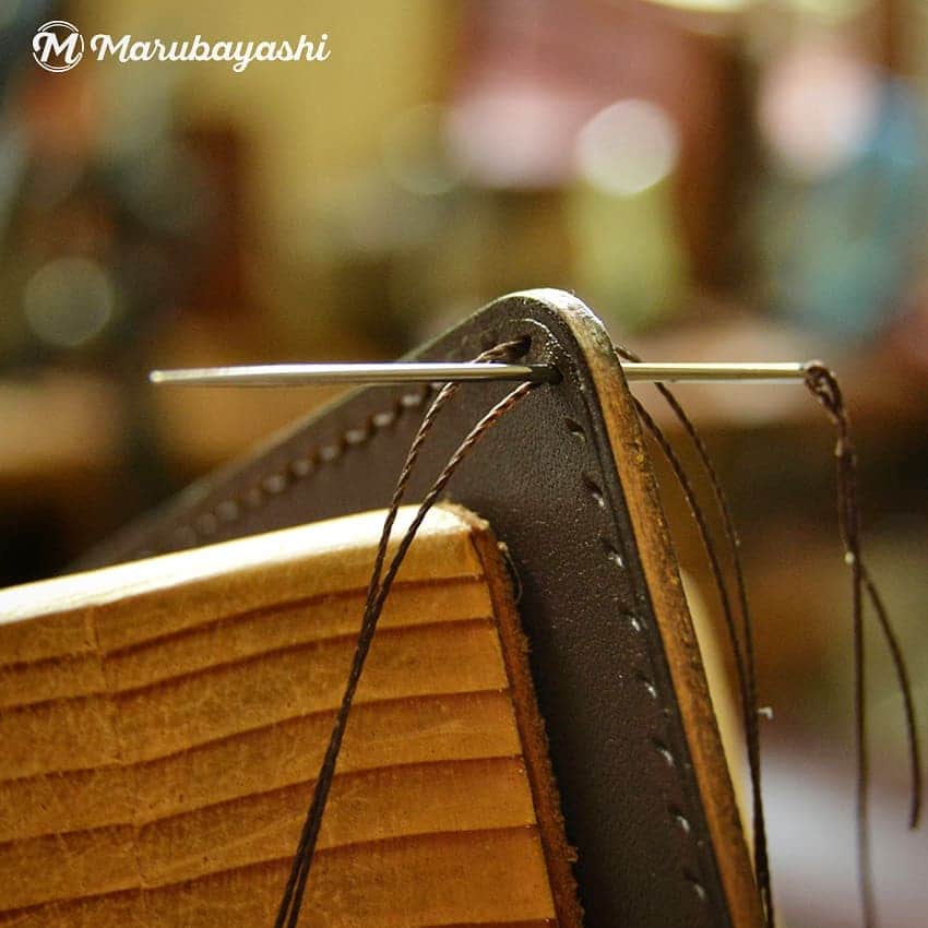 MARUBAYASHIさんのインスタグラム写真 - (MARUBAYASHIInstagram)「* 手縫いのキーケース  #革 #レザー #leather #手縫い #handsewing #キーケース #keycase #レザークラフト #leathercraft #leatherworks #革好き #loveleather #leatherdesign」7月16日 20時09分 - takahiro_marubayashi