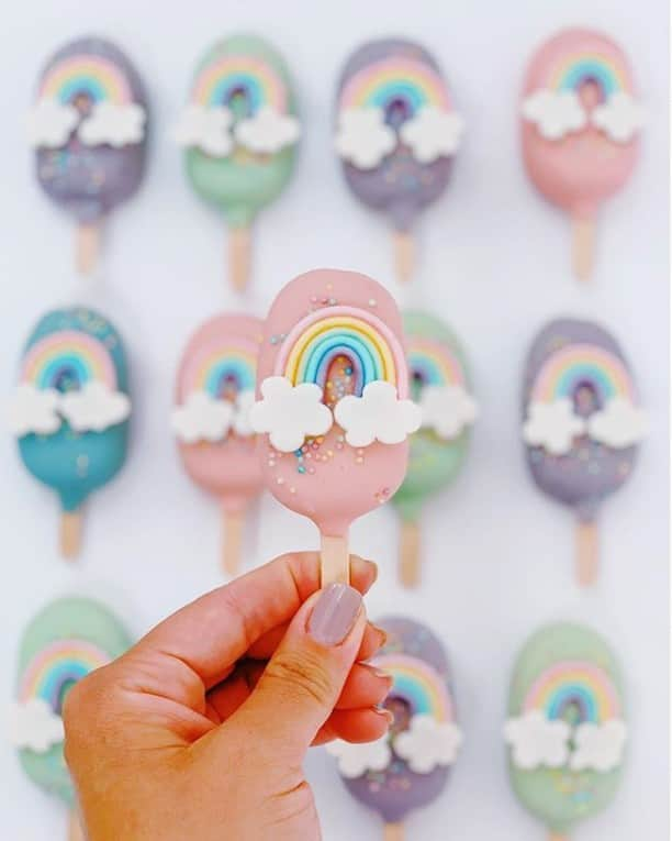 Benefit Cosmetics UKさんのインスタグラム写真 - (Benefit Cosmetics UKInstagram)「Rainbow cake popsicles of DREAMS 🌈😍 #regram @luluztreats for this week's #treattuesday 😱 Who wants one? WE DO! 🙋‍♀️ #treat #cake #rainbow #delicious . . . 📷 Image Description: An image of multiple cake pops lined up with rainbow decorations」7月16日 20時11分 - benefitcosmeticsuk