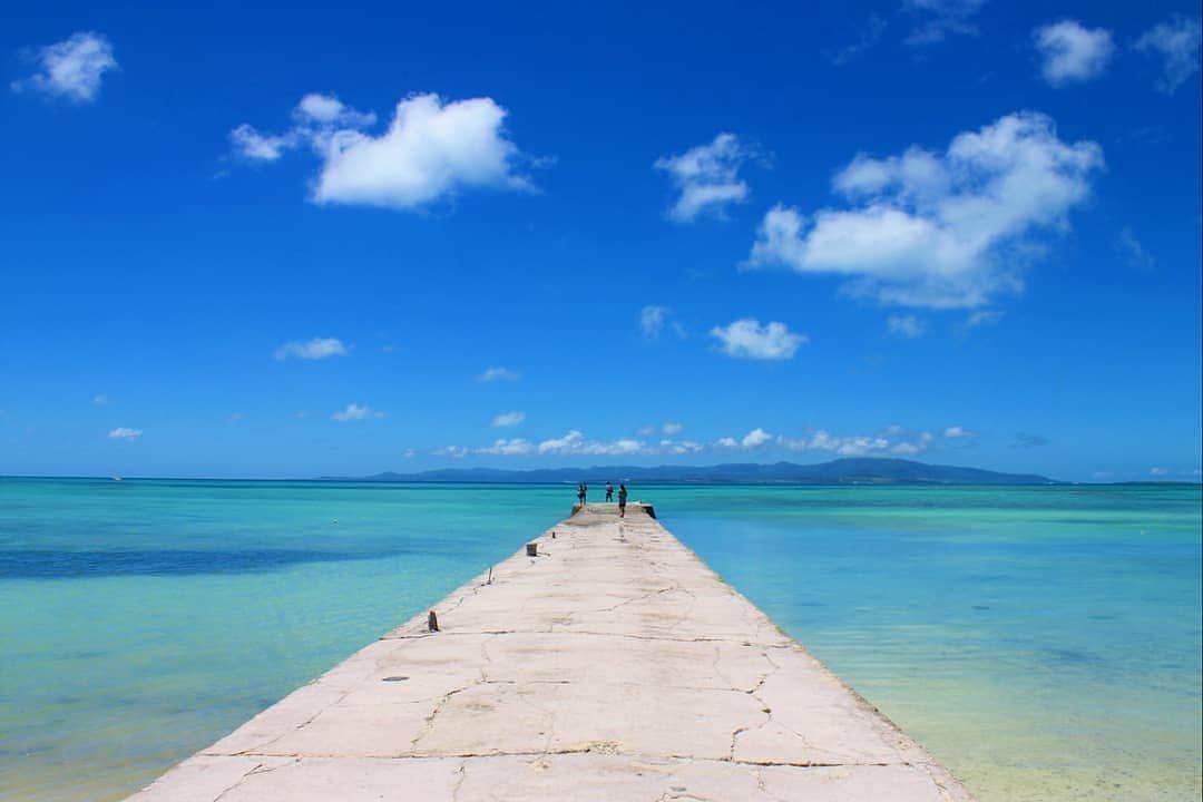 旅行比較サイト・トラベルコ 理想の旅を、いちばん安く。のインスタグラム：「#沖縄 #竹富島  例年よりも梅雨が長引きそうな日本列島ですが、ここ、沖縄県の竹富島では梅雨が明けています！ 石垣島から船で15分ほど、気軽にアクセスしやすい竹富島は、赤瓦屋根の家並みが続く原風景と、のんびりとした島時間が流れていて、沖縄の離島の中でもとくに人気が高い島です♪  ゆっくりと歩を進める水牛車に乗って、赤瓦屋根の家並みが続く趣深い集落をめぐってみるのもよし、屋根の上のシーサーを見ながら散歩するのもよし、レンタサイクルで美しいビーチまで出かけてみるのもよし🚲 とくに島の西側にある西桟橋からの眺めは最高！　マリンブルーの海の向こうには小浜島や西表島の島影も見えて絶景です。また、美しい夕日が見られるスポットとしても人気がありますよ☀️ 竹富島では、のどかな風景に癒やされ、風を感じ、海を眺め、日常を忘れてみるのが贅沢な過ごし方です✨ 近年はかなり観光客の数も増えてきたので、朝早くから島へ渡るようにするなど、旅のスケジュールを工夫してみるといいかもしれません🚢 * * * あなたが訪れた旅先での写真に《 @travelko_chan 》《 #トラベルコ 》《 #travelko 》とタグ付けして投稿してみてください！こちらのアカウントで紹介させていただくかもしれません♪ * * * #沖縄 #竹富島 #石垣島 #八重山 #八重山諸島 #okinawa #離島 #絶景 #国内旅行 #travel #trip #japantrip #japantravel #sightseeing #フォトジェニック #旅行好きな人と繋がりたい #写真好きな人と繋がりたい #女子旅 #一人旅 #カメラ女子 #カメラ男子 #photooftheday #followme #instatravel #travelgram #instagood #instaphoto #travelko #トラベルコ #トラベルコちゃん @taketomicho_kanko_kyokai」