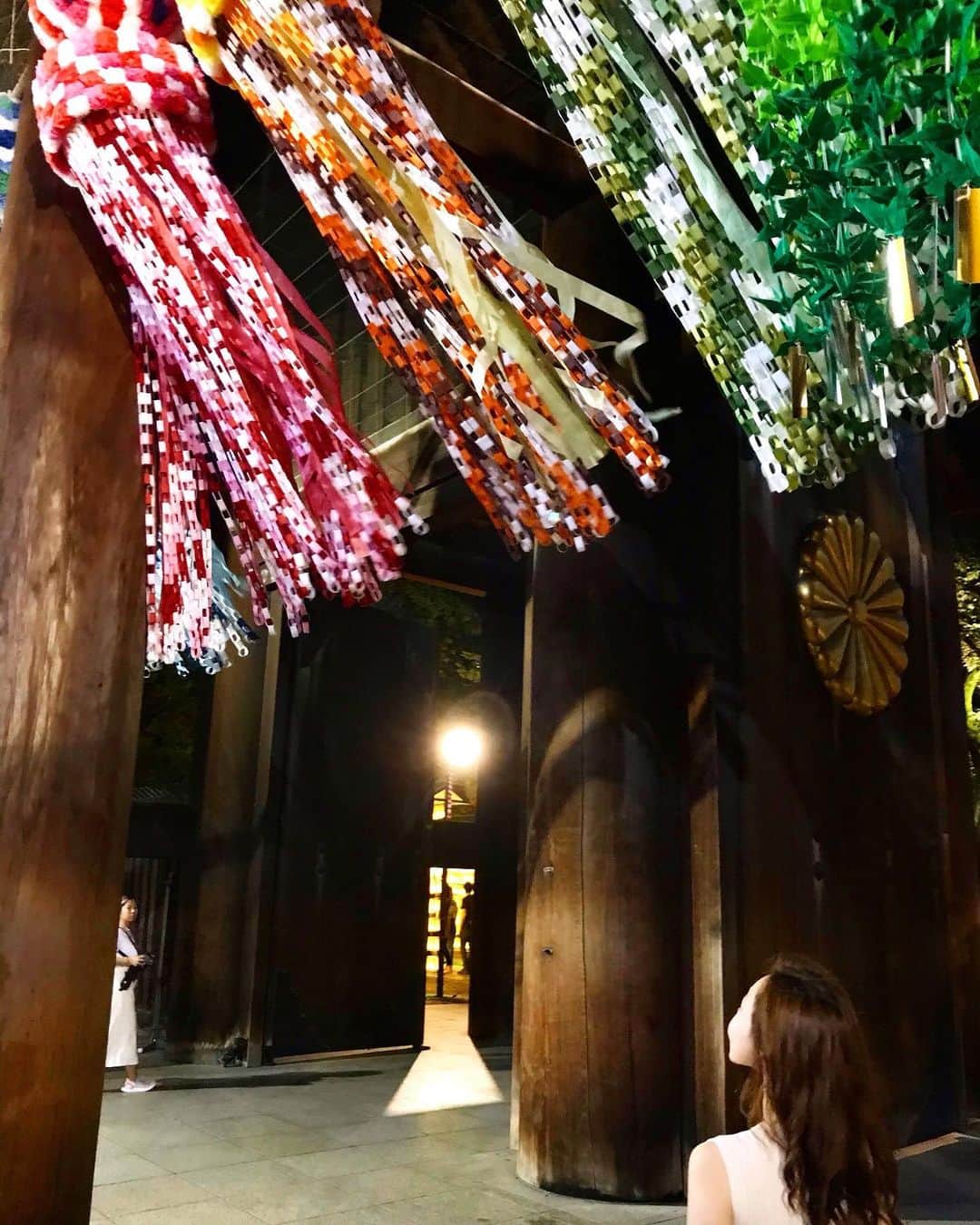 千咲まりさんのインスタグラム写真 - (千咲まりInstagram)「. 昨日靖国神社のみたままつりに行ってきました🤗💓 偶然だったけど行けて良かった💪🏻 万羽鶴って大阪では見た事が無いので凄く新鮮です。 色とりどりのくす玉からヒラヒラしてて凄く綺麗✨ #みたままつり ﾟ＊.｡.＊ﾟ＊.｡.＊ﾟ＊.｡.＊ﾟ＊.｡.＊ﾟ  #門楼まりりん  #被写体 #被写体募集 #自画撮り  #カメラマンさんと繋がりたい #渋谷  #原宿 #表参道 #カメラマン募集  #撮影会モデル  #大食い #グラビアアイドル #グラビアタレント #17live公式ライバー #エミリアウィズ #EmiriaWiz #セリーヌ #CELINE #ラゲージ #ラゲージナノ  #コメントは全て返信します  #1mmでもいいなと思ったらいいね #RTで私を有名にして下さい #フォローミー  #仕事下さい」7月16日 20時22分 - marilyn_ooguikoakuma