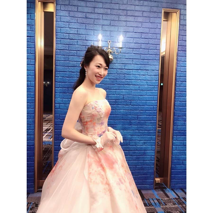 海隼人（有馬佐織）さんのインスタグラム写真 - (海隼人（有馬佐織）Instagram)「ドレスショー👗✨ ふわっとした水彩画のような優しいピンクの花柄ドレス💐 肌馴染みが良かった〜😚 今回は12センチヒール履いてます。 ということは、、、183センチの大女になります☝️😆w とても魅せ方の勉強になりました😊🙏✨ 最後に1日着て愛着湧いたドレスで、 沢山写真を撮ってもらったので、まとめてup🌼 ・ ・ #ドレスショー#新作ドレス#記録 #cantabella#カンタベッラ #花柄ドレス#カラードレス#dress #bridal#wedding#pink#flower #bridalhair#ヘアアレンジ #ブライダルヘア#ハーフアップ #ゆるふわヘア #12センチヒール👠#大女 #因みに初めて履きましたw #元宝塚#宝塚og #海隼人」7月16日 20時15分 - saorimahalo