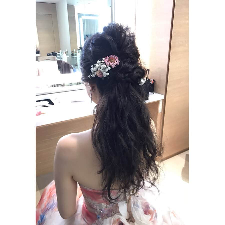 海隼人（有馬佐織）さんのインスタグラム写真 - (海隼人（有馬佐織）Instagram)「ドレスショー👗✨ ふわっとした水彩画のような優しいピンクの花柄ドレス💐 肌馴染みが良かった〜😚 今回は12センチヒール履いてます。 ということは、、、183センチの大女になります☝️😆w とても魅せ方の勉強になりました😊🙏✨ 最後に1日着て愛着湧いたドレスで、 沢山写真を撮ってもらったので、まとめてup🌼 ・ ・ #ドレスショー#新作ドレス#記録 #cantabella#カンタベッラ #花柄ドレス#カラードレス#dress #bridal#wedding#pink#flower #bridalhair#ヘアアレンジ #ブライダルヘア#ハーフアップ #ゆるふわヘア #12センチヒール👠#大女 #因みに初めて履きましたw #元宝塚#宝塚og #海隼人」7月16日 20時15分 - saorimahalo