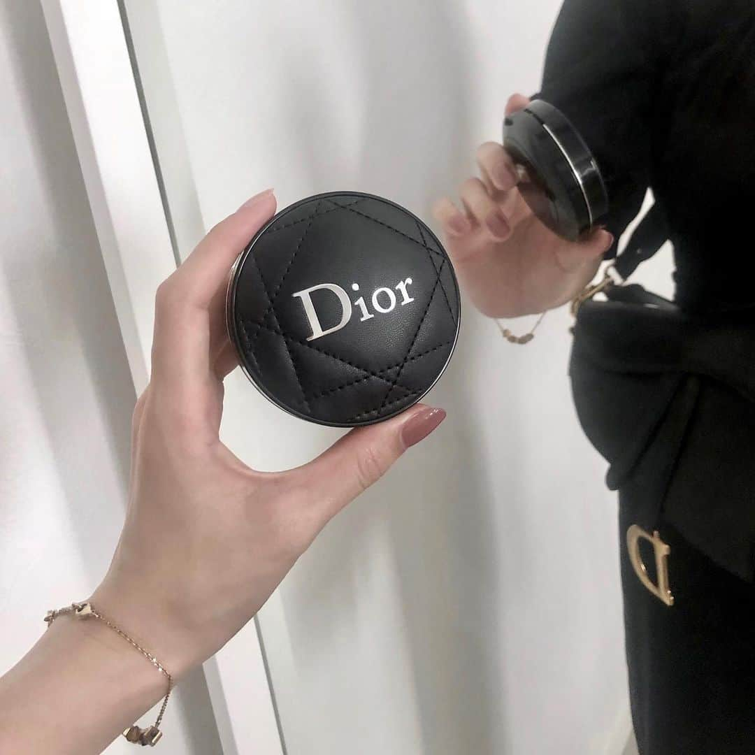 石元歩唯さんのインスタグラム写真 - (石元歩唯Instagram)「make up  Dior @diormakeup FOREVER PERFECT CUSHION  Diorのアイコン的なカナージュデザインで 今までよりスリムにリニューアルされた ディオールスキンフォーエヴァークッション  メイク直しはクッションファンデ派で、 少し前に投稿したリキッドファンデが 凄く良くて気に入ってたから 同じシリーズのクッションが出て嬉しい ♡  クッションファンデならではの 自然なツヤ感が出るのはもちろん、 保湿力もカバー力も高くて◎ 上品で女性らしい香りも好み…♡ . #ai518_make #Dior #diorforever #foundation #giftedbyDior #ディオールスキンフォーエヴァークッション」7月16日 20時19分 - 518aichi