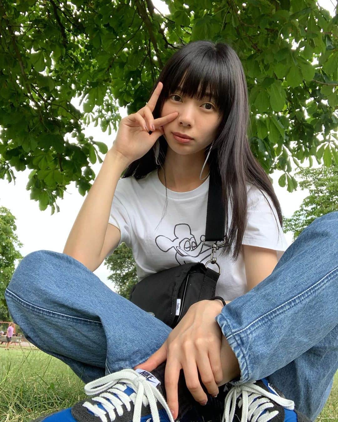 きなりのインスタグラム：「ロンドン滞在中暇な時間に近くの公園に行ってずっと本読んでた☺️ 芝生に寝転んで好きな音楽聴きながらダラダラ本読むの最高〜〜 そしてずっと気になっていたグローブ座でシェイクスピアのヘンリー四世を見てきたよ✨ 本当はもう少しメジャーなの見たかったけど🤣それでも舞台の原点を観ることが出来たのがとても嬉しかった！！古典だけど現代アレンジもされていて観やすい👏 あとはThe book of Mormonがちょうどイギリスでやっていたので💃 も〜これは最高のコメディ🤣🤣アメリカ英語だったので聞きやすかったし、本当に面白すぎ🤣🤣🤣🤣🤣 最後のハリーポッターはチケットが売り切れ＆転売高すぎて見れなかった🤦🏻‍♀️次回は見に行きたい！ イギリスはやっぱり舞台の街だから舞台を中心に観光してました🏃‍♀️ 世界各国の人達が集まってみんなで同じひとつの作品を見て笑ったり泣いたりするのって本当に素敵だなあと思った☺️ 全然ここでは話しきれないので何処かで話すきっかけがあったらいいな〜！」