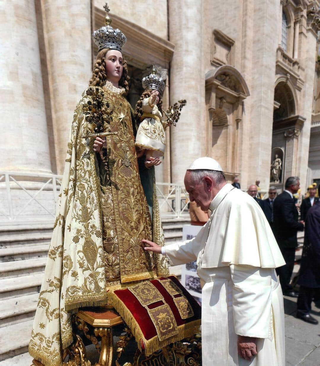 フランシスコ（ローマ教皇）さんのインスタグラム写真 - (フランシスコ（ローマ教皇）Instagram)「EN: May the Mother of God, whom we remember today with the title of Blessed Virgin of Mount Carmel, unparalleled in welcoming the Word of God and putting it into practice, help us to purify our hearts and preserve the Lord’s presence there.  PT: A Mãe de Deus, que hoje recordamos com o título de Bem-Aventurada Virgem do monte Carmelo, insuperável no acolhimento da Palavra de Deus e em pô-la em prática, nos ajude a purificar o coração e nos mantenha na presença do Senhor.  ES: La Madre de Dios, que hoy recordamos con el título de Beata Virgen del Monte Carmelo, insuperable en el acoger la Palabra de Dios y en ponerla en práctica, nos ayude a purificar el corazón y a custodiar en él la presencia del Señor.  IT: La Madre di Dio, che oggi ricordiamo col titolo di Beata Vergine del monte Carmelo, insuperabile nell’accogliere la Parola di Dio e nel metterla in pratica, ci aiuti a purificare il cuore e a custodirvi la presenza del Signore.  FR: Que la Mère de Dieu, qu’aujourd’hui nous fêtons sous le titre de Bienheureuse Vierge du Mont Carmel, incomparable dans l’accueil de la Parole de Dieu et dans sa mise en pratique, nous aide à purifier notre cœur et à y préserver la présence du Seigneur.  DE: Die Mutter Gottes, derer wir heute unter dem Titel »Unsere Liebe Frau auf dem Berge Karmel« gedenken, sie, die unübertreffbar ist, wenn es darum geht, das Wort aufzunehmen und es umzusetzen, helfe uns, das Herz zu läutern und in ihm die Gegenwart des Herrn zu behüten.  #ourladyofmountcarmel  #nossasenhoradocarmo  #virgendelcarmen  #madonnadelcarmelo, #notredamedumontcarmel」7月16日 20時27分 - franciscus