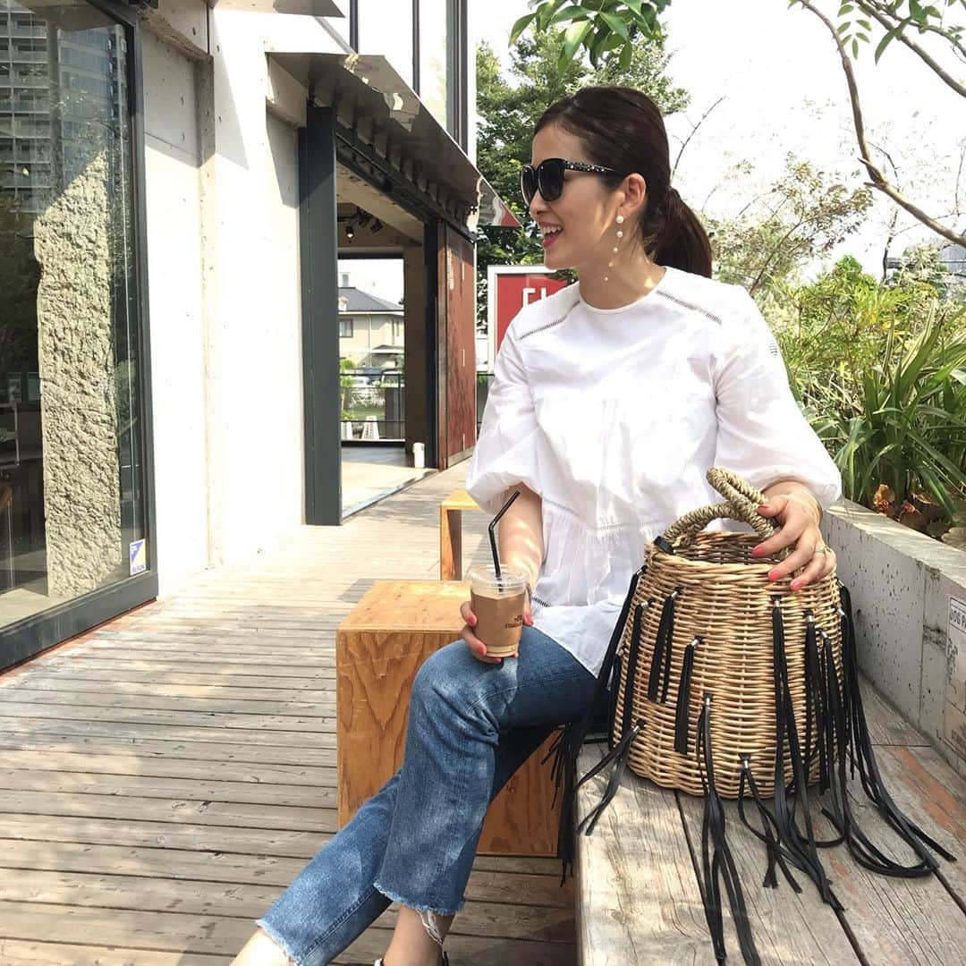 のインスタグラム：「. 買い物の合間のラテ休憩。 . 今年ヘビロテのトップスは @bordersatbalcony_official .  そろそろスカっと晴れた 青空が見たいなぁ。。 . . #jimmychoo#poem_accessory#bordersatbalcony#ludlow#yanuk」