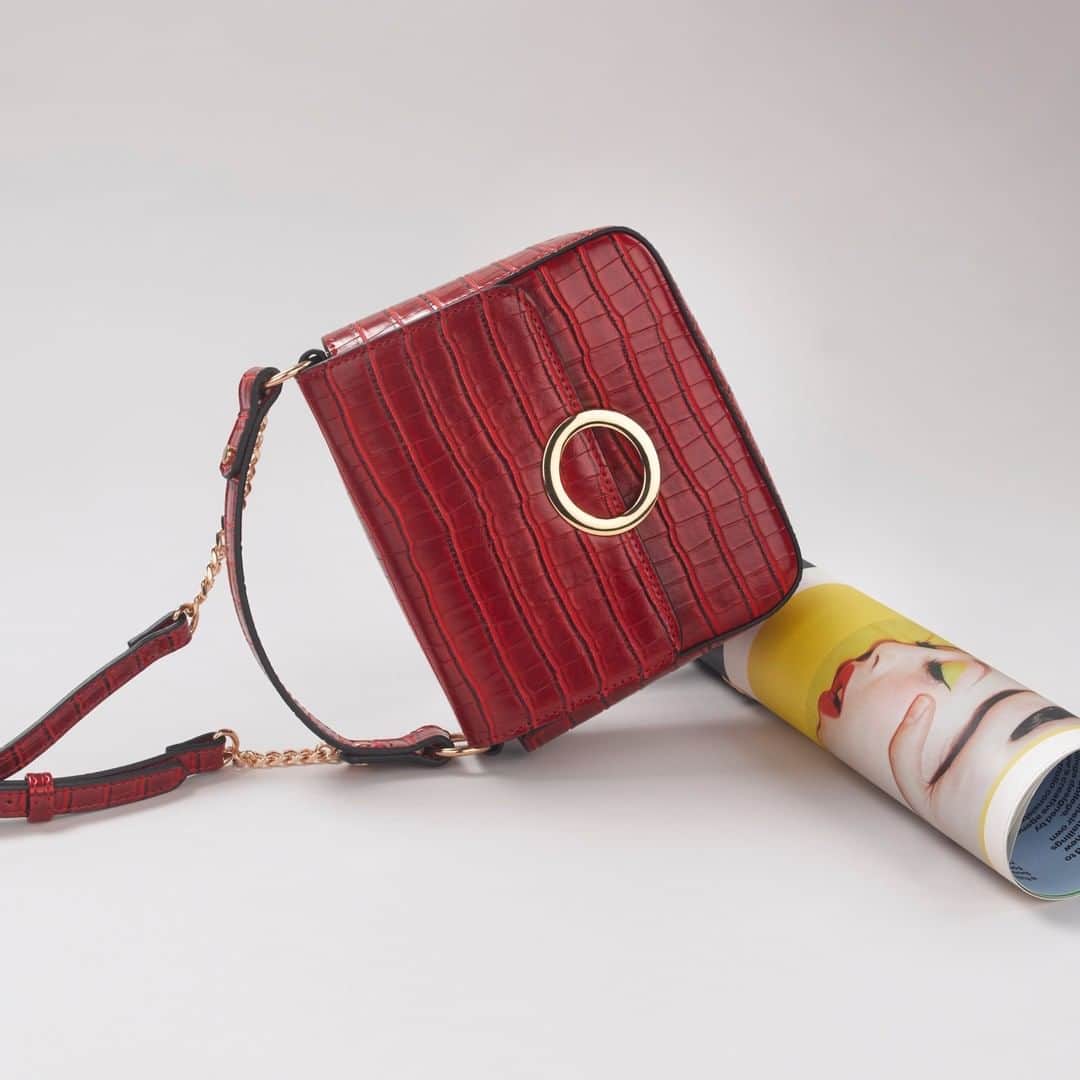 アクセサライズのインスタグラム：「Our Olivia cross body bag is perfect for weekend city adventures. This mini style boasts a textured faux leather exterior, secured by a statement gold-tone ring. *Now available in black. Red coming soon. 🔍7907686000 Tap the link in the bio to shop now.  #Accessorize」