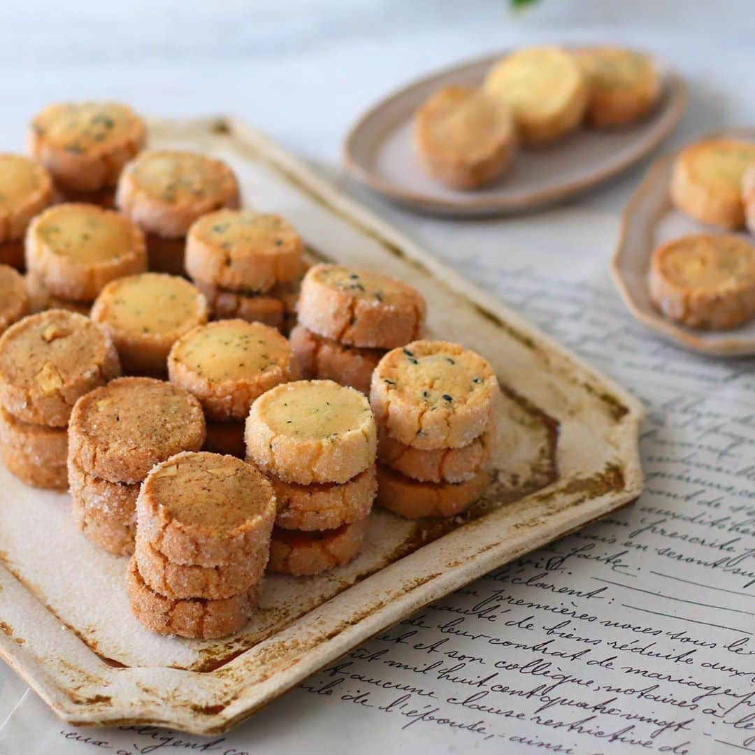 あいりおーさんのインスタグラム写真 - (あいりおーInstagram)「焼き菓子を10種類焼かないといけない第一弾に焼いた3種のサブレ꒰๑•‧̮ૣ•ૣ๑꒱*･.｡ . . プレーン生地を3等分してセサミ、コーヒー&クルミ、アールグレイとレモンの3種に(´∀`艸)♡. . これで一回で3回楽しめるஐ(๑´ლ`๑)♡.. . アールグレイとレモンのサブレはプロフィールのハイライトにレシピあります꒰๑•‧̮ૣ•ૣ๑꒱*･.｡ . . . . #サブレ#あいりおースイーツ#instagramjapan #kurashiru #kurashirufood #デリスタグラマー#キナリノ#おうちごはん#limia#delimia#デリミア#フーディーテーブル #製菓材料ならコッタ #コッタ #instagramjapan #igersjp #Instagram #delistagrammer #レシピもコッタ #お菓子作りならコッタ」7月16日 20時40分 - airio830