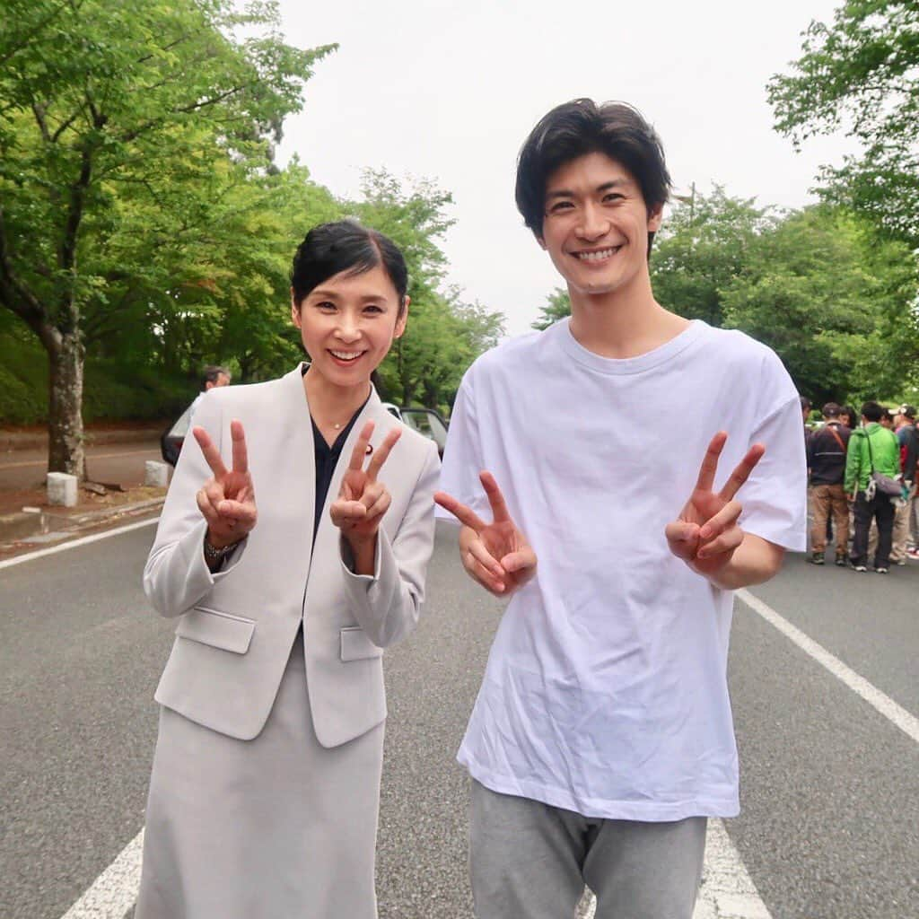 フジテレビ ドラマ「TWO WEEKS」さんのインスタグラム写真 - (フジテレビ ドラマ「TWO WEEKS」Instagram)「⌚️初回放送まであと30分⌚️ . 21時までのカウントダウン、始まってます!! 春馬さんの憧れの女性・黒木瞳さんとの2ショット📸 この2人はドラマでどう絡むのか？お見逃しなく👍🏻 .  #TWOWEEKS #TW #火9ドラマ #7月16日スタート #三浦春馬 #芳根京子 #比嘉愛未 #三浦貴大 #稲垣来泉 #近藤公園 #鈴木仁 #バッファロー吾郎A #磯村勇斗 #原沙知絵 #池田鉄洋 #高嶋政伸 #黒木瞳」7月16日 20時32分 - twoweeks_ktv