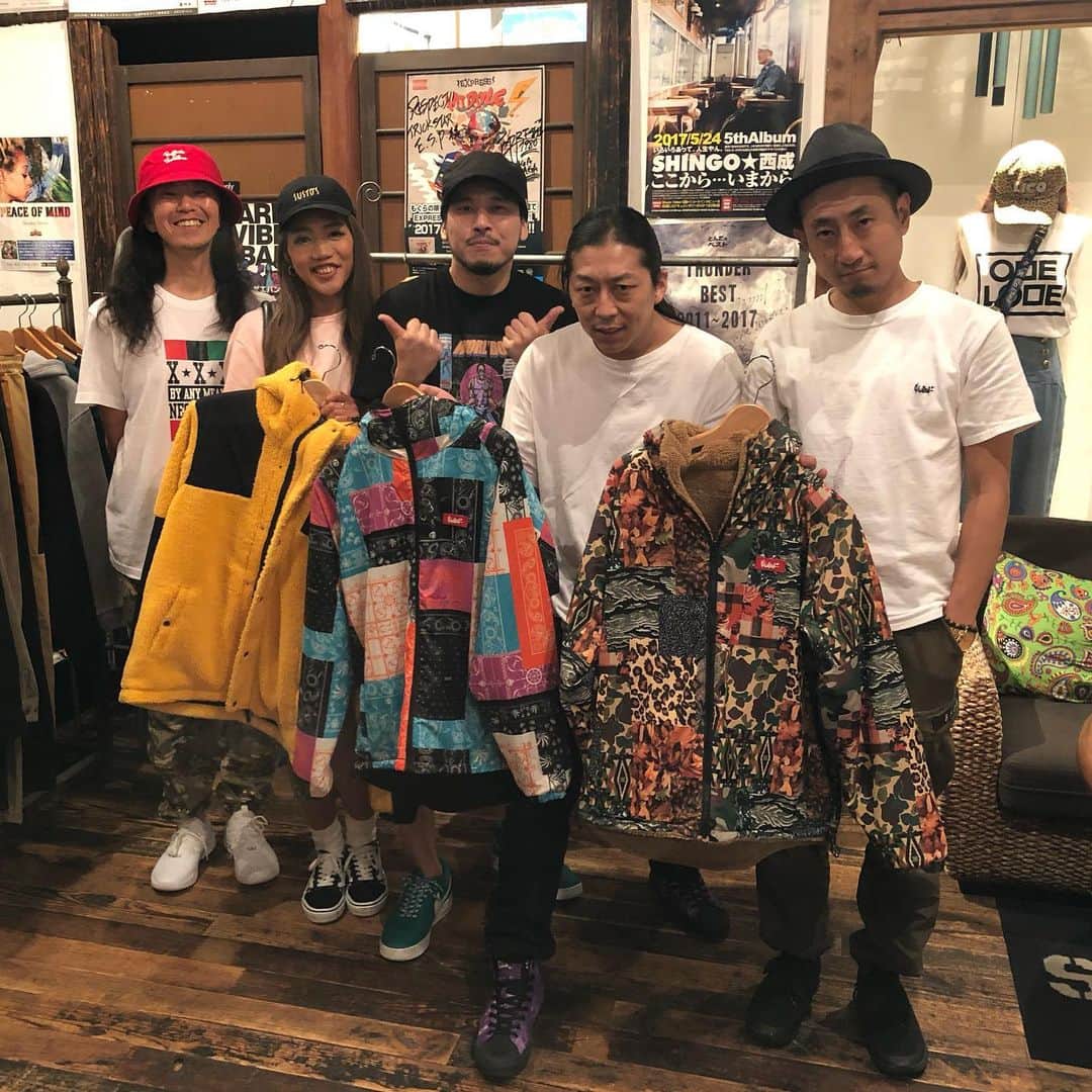 RYO the SKYWALKERのインスタグラム：「MURAL展示会おじゃましました！欲しいやついっぱい！  なっちゃんとジャンボにも遭遇！入江くんムラサキさんありがとうございました🙌」