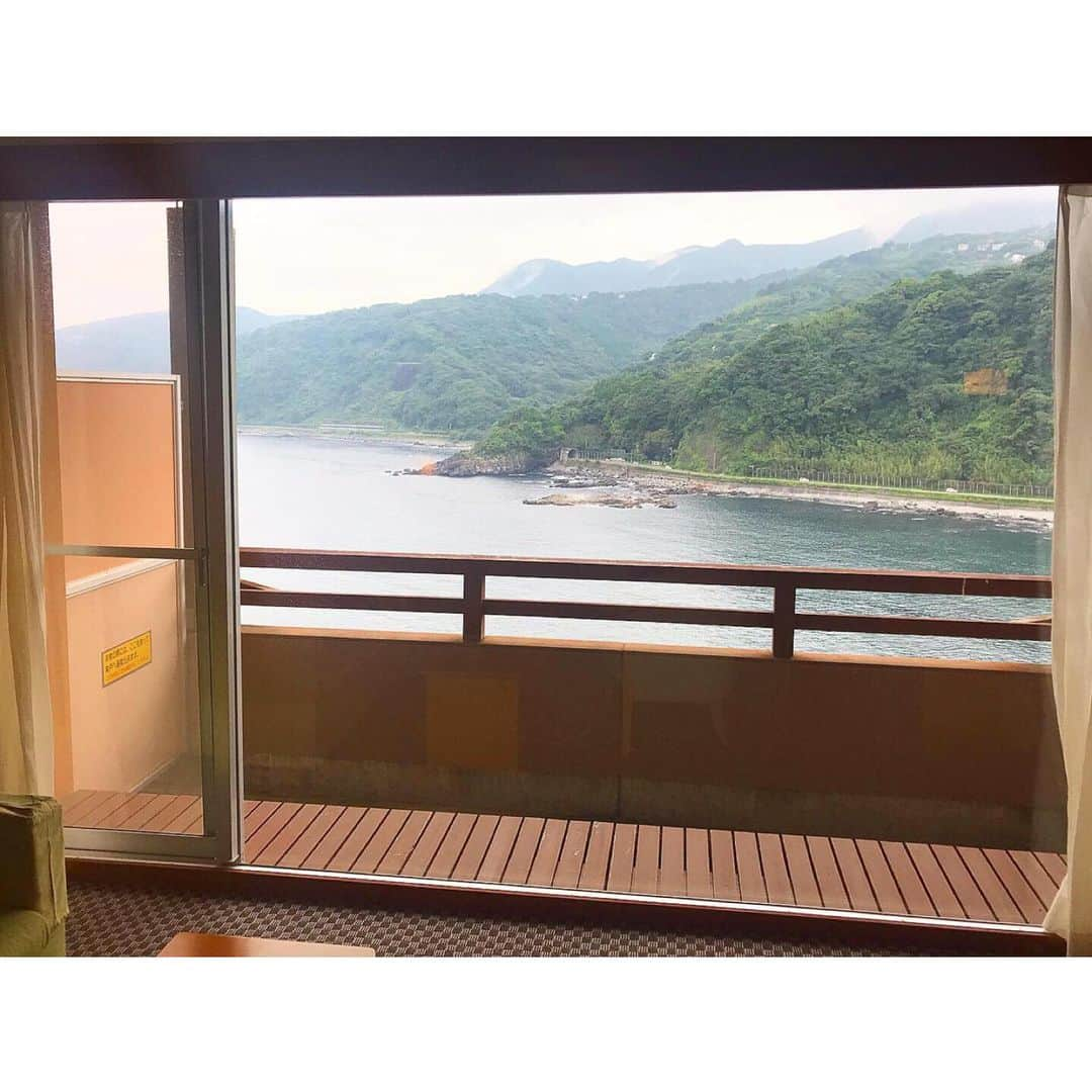 斉藤瑞季さんのインスタグラム写真 - (斉藤瑞季Instagram)「DHC 赤沢温泉ホテルに泊まりました♨️ お部屋に入った途端見えるオーシャンビュー、そして海を眺めながら頂く美味しい懐石料理、空と海が大迫力で楽しめる温泉。  アメニティーが全てDHCのものなのも嬉しい💞 本当に素敵なお宿で癒されました✨  両親も喜んでくれて嬉しかった。  温泉旅行行かれる方はぜひ！！ オススメです☺️ #pr  #dhc #赤沢温泉 #赤沢温泉ホテル #伊豆高原 #温泉旅行 #斉藤瑞季」7月16日 20時33分 - mii_maricoco