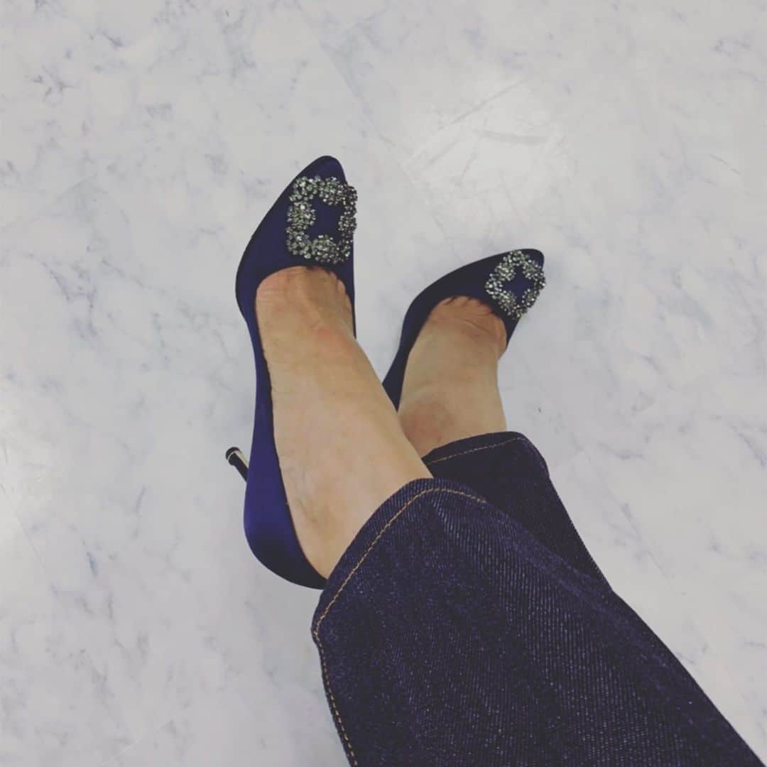 亀恭子のインスタグラム：「とある日の撮影。 . . . 秋に履きたい サテン地の靴。 と 秋色ニットに秋メイク。 . . どちらも真夏になかなかやらないコトだけど、 近頃の肌寒い気温だと もはや丁度良いくらいですね… . . 夏はどこに。。 . . someday's… #fashion #ootd #kkstyle #tokyo #kamescloset #shoes #manoloblahnik #knit #ronherman  #shootingday #rainyday #summer #july」