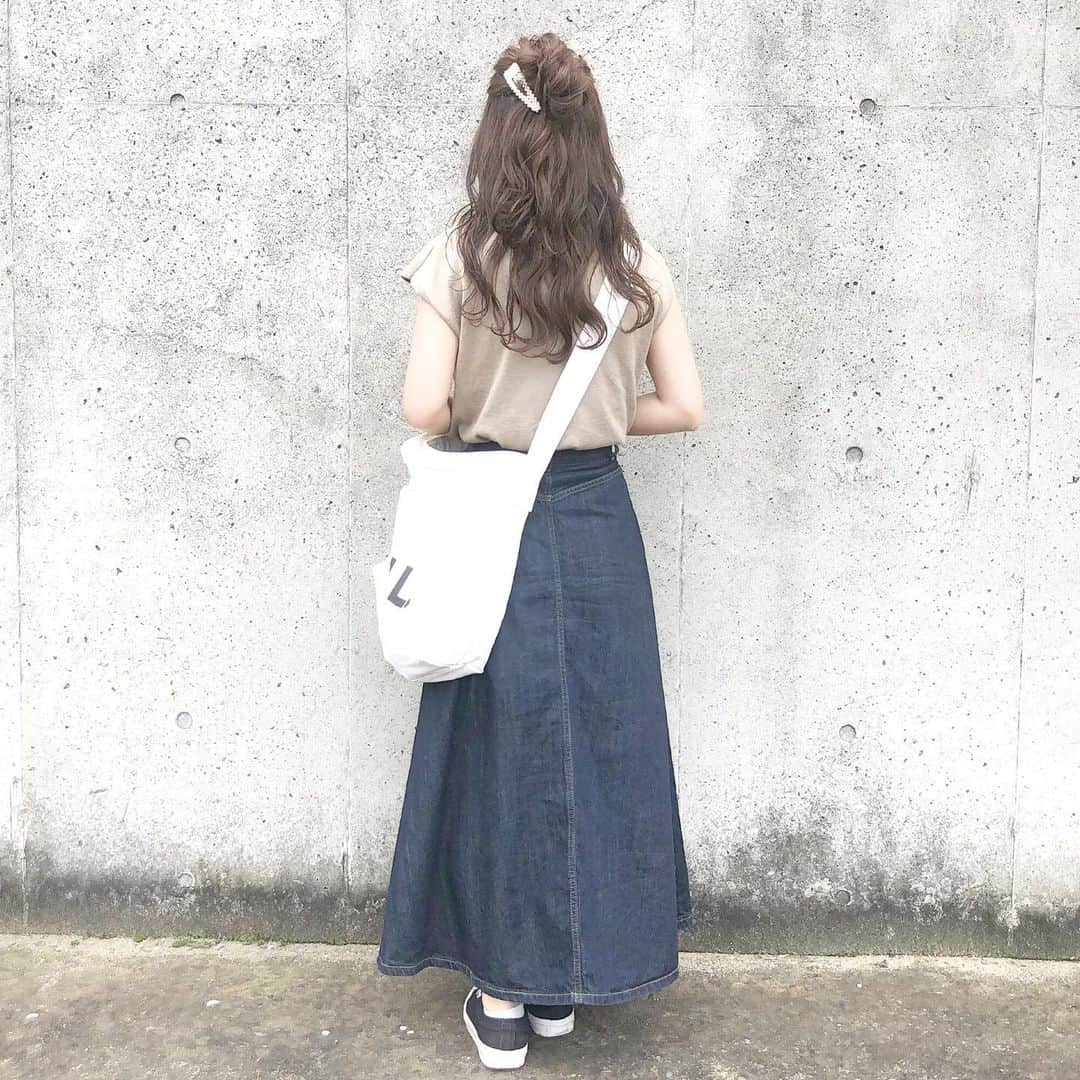 haruさんのインスタグラム写真 - (haruInstagram)「ㅤㅤㅤㅤㅤㅤㅤㅤㅤㅤㅤㅤㅤ ㅤㅤㅤㅤㅤㅤㅤㅤㅤㅤㅤㅤㅤ ㅤㅤㅤㅤㅤㅤㅤㅤㅤㅤㅤㅤㅤ #ootd ㅤㅤㅤㅤㅤㅤㅤㅤㅤㅤㅤㅤㅤ @titivatejp の #ベーシックフレンチスリーブライトニット  の着回しコーデ🧡 前回は デニムパンツ 、前々回は 黒のイージーパンツ だったので今回は女の子感つよめに☺✨ ㅤㅤㅤㅤㅤㅤㅤㅤㅤㅤㅤㅤㅤ ハーフアップ×パールピンで女の子らしさをプラス♪ ヘアアレンジは # haruarrange でみてください😊！ ㅤㅤㅤㅤㅤㅤㅤㅤㅤㅤㅤㅤㅤ ❤︎ tops : #titivate ❤︎ skirt : #gu ❤︎ bag : #mhl ❤︎ hair accessory : #BASE ㅤㅤㅤㅤㅤㅤㅤㅤㅤㅤㅤㅤㅤ ㅤㅤㅤㅤㅤㅤㅤㅤㅤㅤㅤㅤㅤ 昨日のお料理ストーリーにたくさん コメントありがとうございます😭💓 返せてない方すみません😭💭 まだまだ修行中ですが 🐻さんの為に もっともっとがんばります(˶‾᷄ ⁻̫ ‾᷅˵)♡ ㅤㅤㅤㅤㅤㅤㅤㅤㅤㅤㅤㅤㅤ #titivatestyle#ティティベイト @titivatejp #プチプラ #harucd ㅤㅤㅤㅤㅤㅤㅤㅤㅤㅤㅤㅤㅤ」7月16日 20時35分 - __haru3