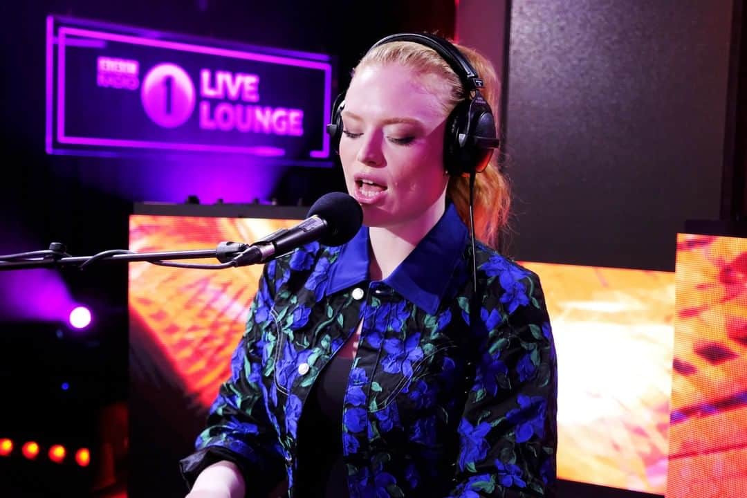 BBC Radioさんのインスタグラム写真 - (BBC RadioInstagram)「Vocals for days 😍💕 @FreyaRidings joined us in the Live Lounge today and it was perfection. Look out for the full set on BBC iPlayer and our YouTube channel later today!」7月16日 20時43分 - bbcradio1