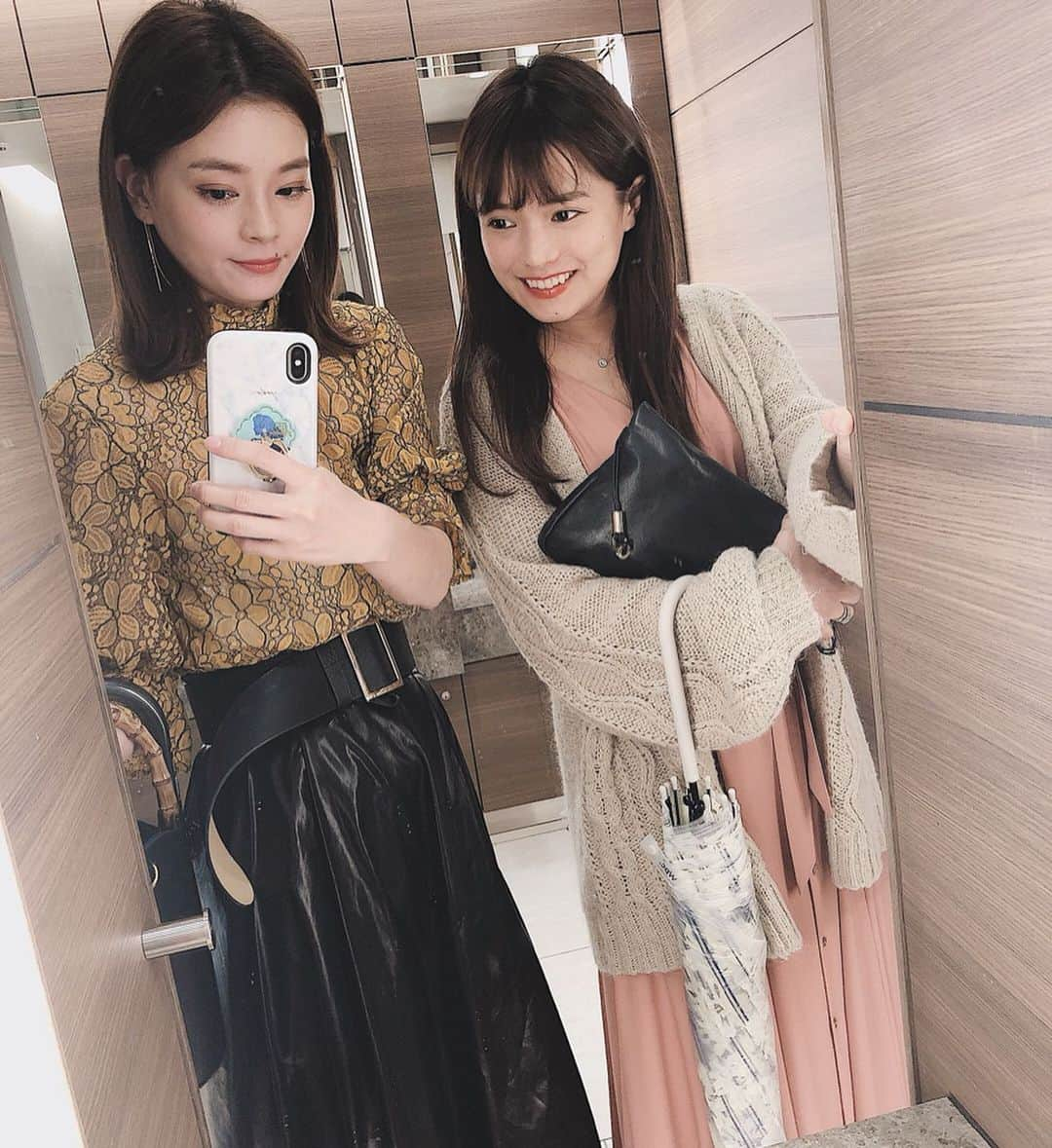 酒匂彩名さんのインスタグラム写真 - (酒匂彩名Instagram)「: 👯‍♀️❤️ : #梅雨寒いつ終わるの #服装が春すぎる  #こはまっちのウエストの細さ #アラサー会 #女子会とはもういえないお年頃 #近況報告  #お互い頑張りましょう  #資格取得頑張ってて励まされます  #私もなんか資格とろうかなー  #3級とかの資格はいくつか持ってるけど役にあんまりたってないwww  #学生時代FPか行政書士かとろうと思って参考書だけ買ったやつを再開するべきか #買って満足 #難しくて簡単に取れなさそうだから後回しにになってたやつ  #語学がいいかな… #やっぱりボールペン字にしようかな 笑 #梅雨 #ディナー #夕飯 #映画 #アラジン最高」7月16日 20時49分 - ayanasakoh