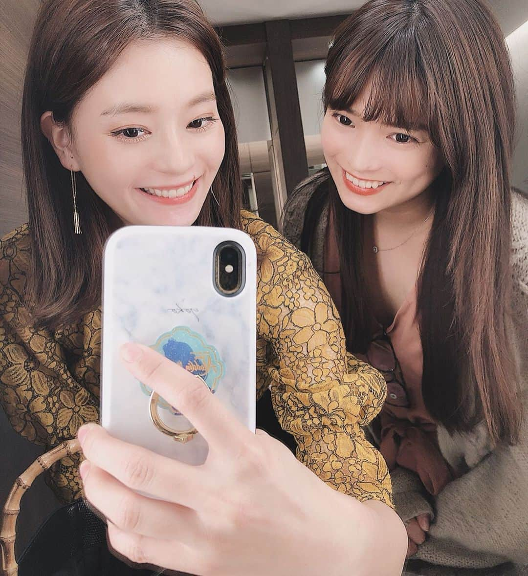 酒匂彩名さんのインスタグラム写真 - (酒匂彩名Instagram)「: 👯‍♀️❤️ : #梅雨寒いつ終わるの #服装が春すぎる  #こはまっちのウエストの細さ #アラサー会 #女子会とはもういえないお年頃 #近況報告  #お互い頑張りましょう  #資格取得頑張ってて励まされます  #私もなんか資格とろうかなー  #3級とかの資格はいくつか持ってるけど役にあんまりたってないwww  #学生時代FPか行政書士かとろうと思って参考書だけ買ったやつを再開するべきか #買って満足 #難しくて簡単に取れなさそうだから後回しにになってたやつ  #語学がいいかな… #やっぱりボールペン字にしようかな 笑 #梅雨 #ディナー #夕飯 #映画 #アラジン最高」7月16日 20時49分 - ayanasakoh