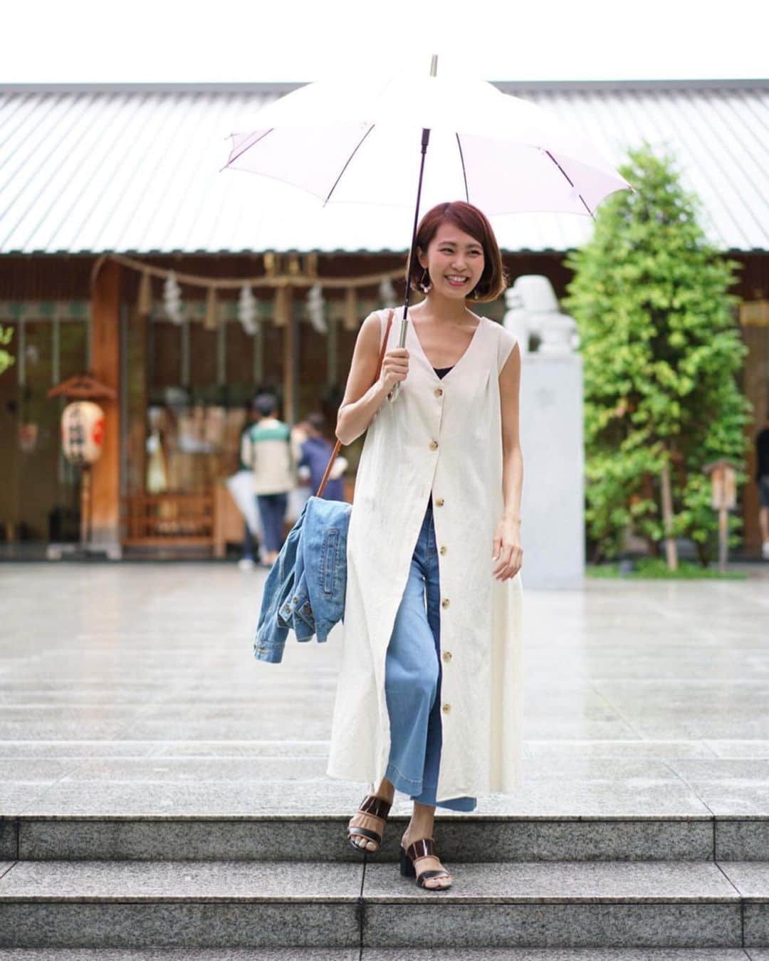 坂元美香さんのインスタグラム写真 - (坂元美香Instagram)「#坂元旅ログ 東京編 #神楽坂 . ここは神楽坂にある赤城神社⛩その境内はガラス張りで超現代的！「日本一お洒落な神社」と言われています。嵐の聖地としても有名なんだって。 . この御神体はお詣りに来た女性の願い事を叶える女神様といわれているらしく、多くの女性が良縁成就、夫婦円満、安産などを願い赤城神社を訪れるそうですよ。 . 併設するカフェもガラス張りでのんびり寛げます。 神楽坂周辺は雨でもお散歩を楽しめちゃいますね😆 . photographer @photogragon #赤城神社 #神社 #⛩ #東京散策 #神楽坂散策 #東京散歩 #東京お散歩 #tokyo #飯田橋 #お写んぽ #大人の遠足 #嵐の聖地 #梅雨 #雨の日の過ごし方 #神社スタグラム #良縁成就 #旅スタグラム」7月16日 20時44分 - mika_saka