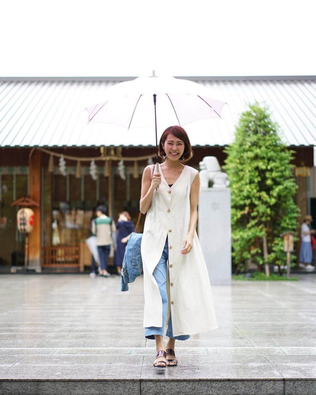 坂元美香さんのインスタグラム写真 - (坂元美香Instagram)「#坂元旅ログ 東京編 #神楽坂 . ここは神楽坂にある赤城神社⛩その境内はガラス張りで超現代的！「日本一お洒落な神社」と言われています。嵐の聖地としても有名なんだって。 . この御神体はお詣りに来た女性の願い事を叶える女神様といわれているらしく、多くの女性が良縁成就、夫婦円満、安産などを願い赤城神社を訪れるそうですよ。 . 併設するカフェもガラス張りでのんびり寛げます。 神楽坂周辺は雨でもお散歩を楽しめちゃいますね😆 . photographer @photogragon #赤城神社 #神社 #⛩ #東京散策 #神楽坂散策 #東京散歩 #東京お散歩 #tokyo #飯田橋 #お写んぽ #大人の遠足 #嵐の聖地 #梅雨 #雨の日の過ごし方 #神社スタグラム #良縁成就 #旅スタグラム」7月16日 20時44分 - mika_saka