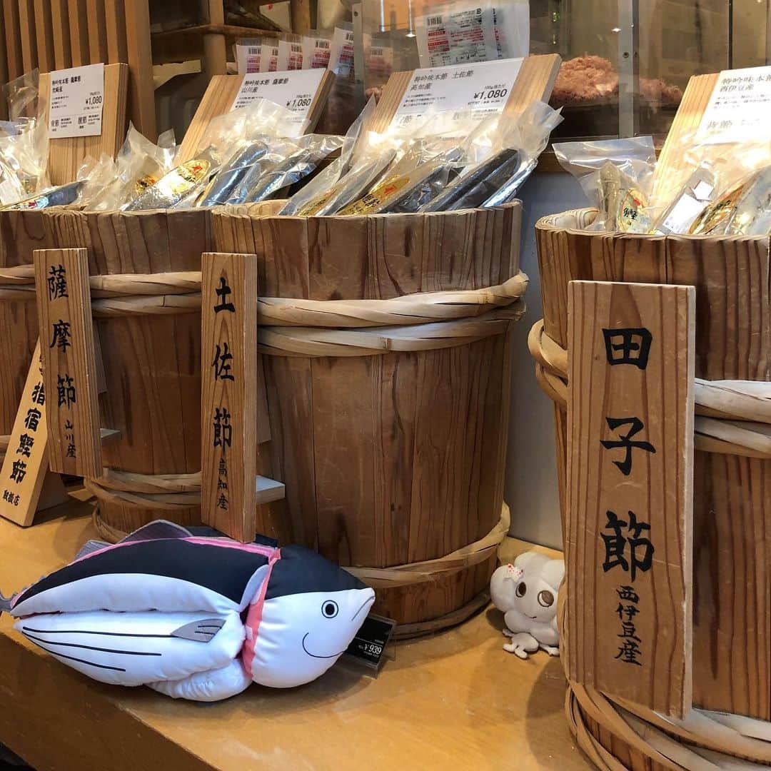 のインスタグラム：「【KUMO-chan】  KUMOちゃんは、大好きな日本橋をお散歩し,「にんべん」日本橋本店に立ち寄りました👣 今年で創業320周年を迎えた鰹節専門店で店内に設置されている日本橋けずり場で削られた削りたてのかつお節やいろいろな商品を見ていると「カツオ解体君」に出会いました。二人はすぐに意気投合して「日本橋だし場」でかつお節だしを飲みながらおしゃべりしました♬日本橋が大好きなKUMOちゃんに、初めてのお友達ができました🐟 「にんべん」オフィシャルインスタグラム @ninben_1699  KUMO-chan stopped by the Ninben while taking a walk around his favourite Nihonbashi. Looking at a demolition of a bonito piece and a variety of products at the long-established store that celebrated its 320th anniversary this year, KUMO-chan unexpectedly met “Katsuo-Kaitai-kun”.👀 KUMO-chan and Kaitai-kun soon became friends and enjoyed drinking katsuobushi dashi, which is a type of Japanese stock, and chatting at NIHONBASHI DASHI BAR.  Ninben Official Instagram  @ninben_1699  #mandarinorientaltokyo #MOtokyo#ImAfan #マンダリンオリエンタル東京 #マンダリンオリエンタル　#MandarinOriental #日本橋 #Nihonbashi #にんべん #Ninben #KUMOchan #KUMOちゃん #Kaitaikun #解体君 #travel #旅好き #cute #kawaii #かわいい #老舗 #BecomeFriends #友達 #かつお節 #Katsuobushi #bonito」