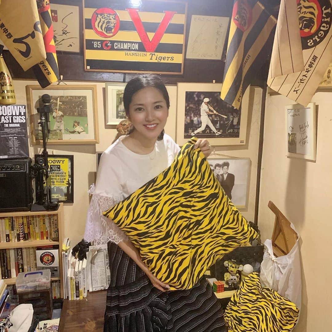 浜口順子さんのインスタグラム写真 - (浜口順子Instagram)「続き〜❗️ #hanshin  #tigers  #阪神タイガース 居酒屋さんにて オールスター見ながらみんなでワイワイ。 梅野選手、原口選手、近本選手のホームランをリアルタイムで見れて大興奮。 そして近本選手 @koji_speed5  がサイクルヒット達成の瞬間を見ることができて感動🥺 そしたら阪神タイガースケーキが出てきてもっと感動🥺 お友達がお店の方に頼んでくださってた😭 めっちゃ可愛い❤️ こちらのお店、ご飯も飲み物も 美味しすぎるし、 マスターもお客さんの阪神ファンの方も皆さんええ方やったしまた行きたいなあ。 阪神ファンの皆さん是非行ってみてください！ お店は #東中野とら さんですよ〜❗️ プールでドッキリからの 夜ご飯でもドッキリ。笑いまくった🤣 ひーちゃん、まあくん、ゆりか、みほ、桜花ちゃん、 楽しい1日を本当にありがとう😭」7月16日 20時53分 - hamaguchijunko