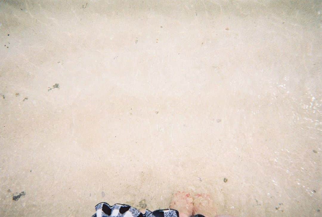 川崎成美さんのインスタグラム写真 - (川崎成美Instagram)「なるの足と海。 #guam #film #swim #beach」7月16日 20時55分 - naru_1127