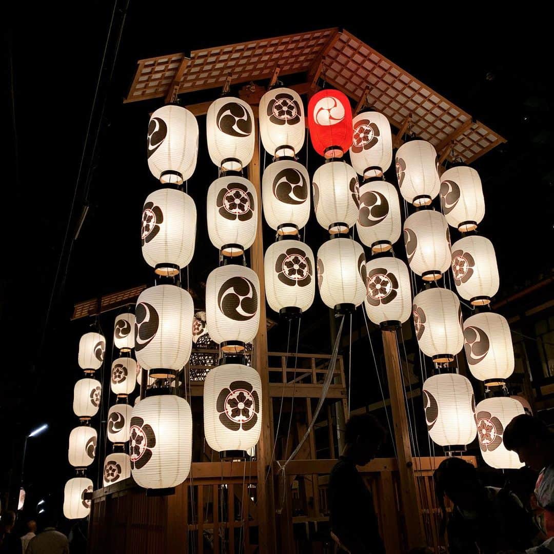 鴨志田由貴さんのインスタグラム写真 - (鴨志田由貴Instagram)「祇園祭で、うちの目の前に鉾が立ってる事にも驚いたが、子供達が手ぬぐい売ってたから買ってしまった。あと人が本当にすごい。 浴衣は東京に置いておくよりも京都に持ってきた方が着るような気がしてきたから持ってこようかな。 とくさやまと読みます。」7月16日 21時05分 - live73