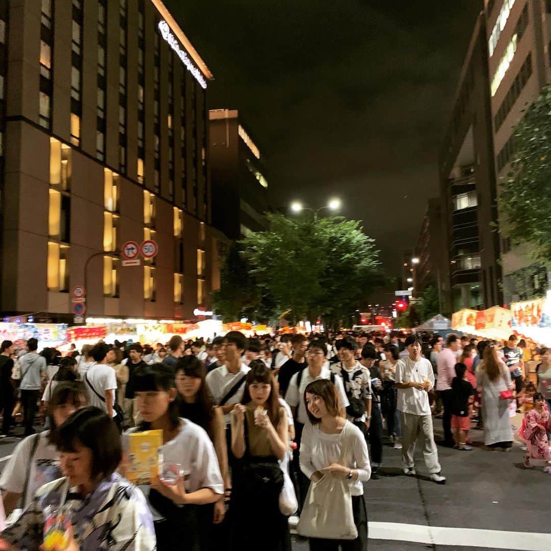 鴨志田由貴さんのインスタグラム写真 - (鴨志田由貴Instagram)「祇園祭で、うちの目の前に鉾が立ってる事にも驚いたが、子供達が手ぬぐい売ってたから買ってしまった。あと人が本当にすごい。 浴衣は東京に置いておくよりも京都に持ってきた方が着るような気がしてきたから持ってこようかな。 とくさやまと読みます。」7月16日 21時05分 - live73