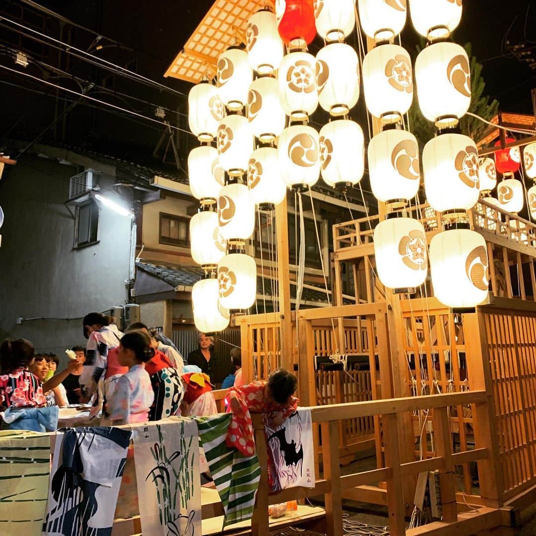 鴨志田由貴のインスタグラム：「祇園祭で、うちの目の前に鉾が立ってる事にも驚いたが、子供達が手ぬぐい売ってたから買ってしまった。あと人が本当にすごい。 浴衣は東京に置いておくよりも京都に持ってきた方が着るような気がしてきたから持ってこようかな。 とくさやまと読みます。」