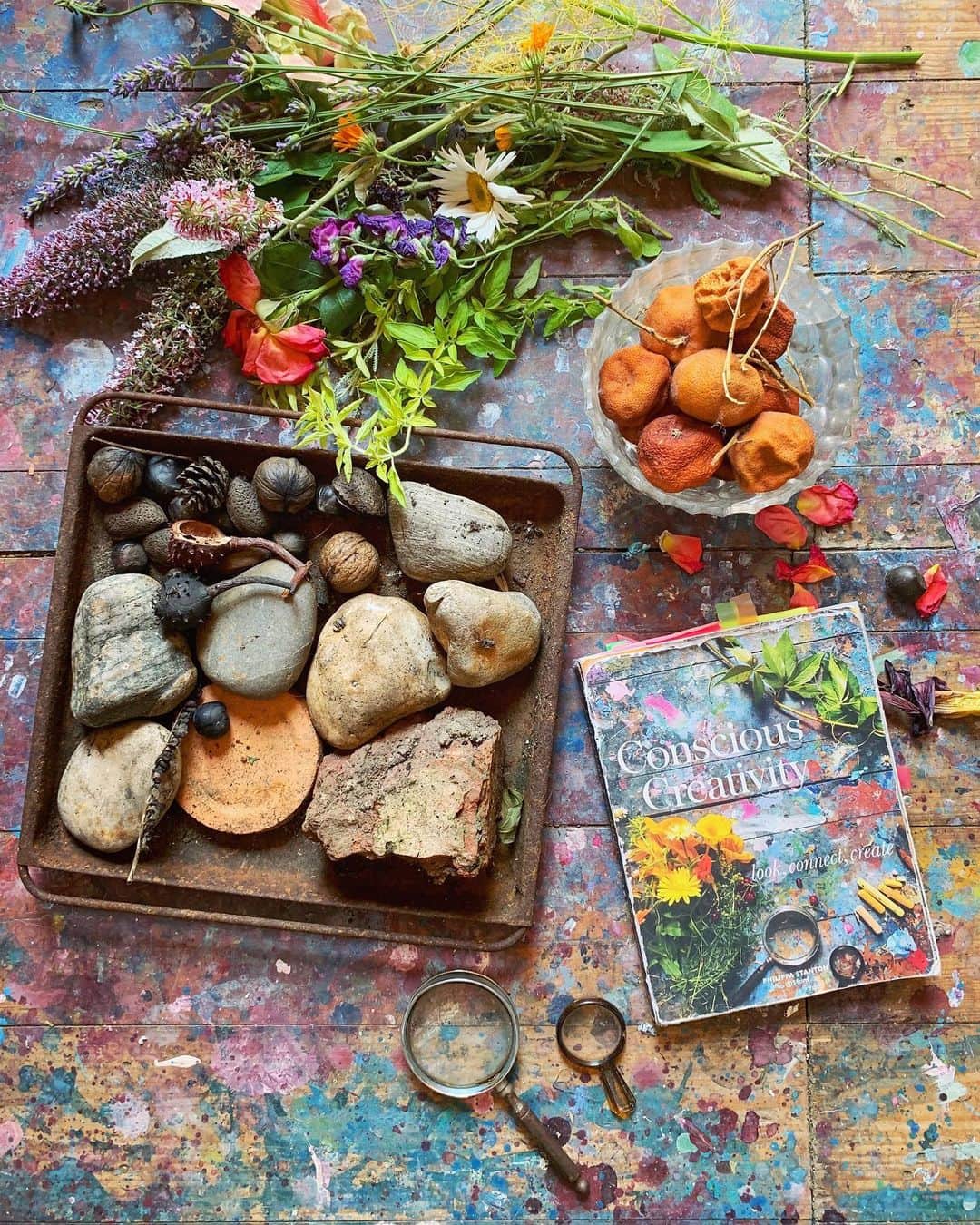 Tea and sittingのインスタグラム：「🌱🍂...I love observing the #wabisabi nature of things; how much my shed floor has changed since I took the photo for the cover of my book, how my Christmas clementines have dried out, and how my recently picked bunch of flowers have already faded...everything is transient, everything changes and everything is fascinating if we look at it for long enough! 🤩  #consciouscreativity  P.S I have a few signed copies of my book now available in my shop...there’s a direct link in my profile ✨」