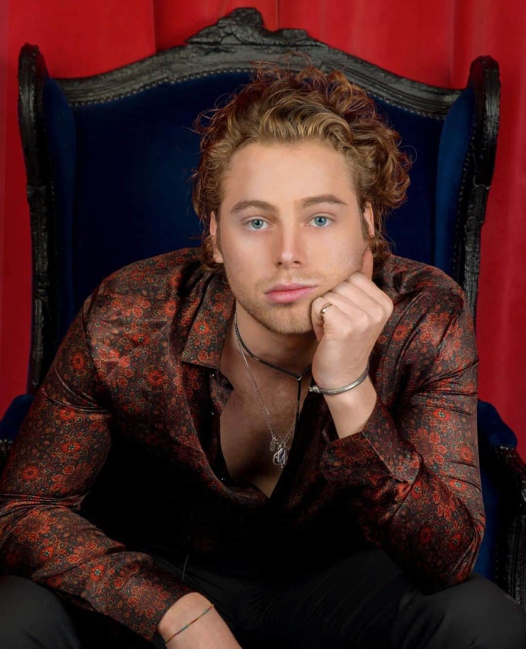 Alternative Pressさんのインスタグラム写真 - (Alternative PressInstagram)「Happy birthday to the voice behind@5SOS, @lukehemmings! Just watching early YouTube videos of Luke singing gave away his immense promise, and it was only a matter of time until the rest of the world caught up. 5SOS is on top of the world, and Hemmings is quickly becoming the silky smooth voice of a generation. Comment below to wish Luke a very happy birthday 🎉⁠ 📷: @gigdias⁠ .⁠ .⁠ .⁠ #lukehemmings #lukeroberthemmings #5secondsofsummer #5SOS #alternativepress #altpress」7月16日 21時00分 - altpress