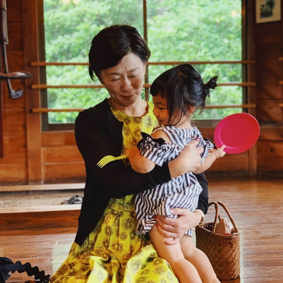 スザンヌさんのインスタグラム写真 - (スザンヌInstagram)「息子が早寝した夜🌖に﻿ こないだの、熊本旅の記録を残したくて、写真見返しながらひとり時間❤︎﻿ ﻿ ﻿ キャサリンプレゼンツ！﻿﻿ 地震後初阿蘇旅 ﻿﻿ お母さまがたいつもありがとう！﻿﻿ ﻿﻿ に行ってきました🚙🧡💛❤️﻿﻿ ﻿﻿ ジャンボタクシーお借りしてみんなでワイワイ﻿﻿ なんとしおりまで作ってくれて﻿﻿ （妹とハミィちゃん。しおりみて。笑）が夜な夜な制作してくれたよう🙏ほんとにありがとう❤️﻿﻿ ﻿﻿ わたしの紹介文のプレッシャーがすごくて、飲むつもりなかったけど昼から飲ませて頂いたよね🍻﻿﻿ ﻿﻿ #高森田楽保存会 は家族で﻿﻿ だーいすきな田楽屋さん🍢﻿﻿ ﻿﻿ 働くお母様がたがみなさんチャーミングでお話しも面白いの❤︎﻿﻿ ﻿﻿ ばあちゃんたちの笑顔も最高だし田楽は美味しいし💕﻿﻿ 子どもたちもごはん後は、﻿﻿ みんなに遊んでもらって幸せそう🙆‍♀️﻿﻿ ﻿﻿ ﻿﻿ #キャサリン旅﻿﻿ #母の日旅﻿﻿ #親子四世代﻿ #阿蘇 ﻿ #振り返りpic」7月16日 21時00分 - suzanneeee1028